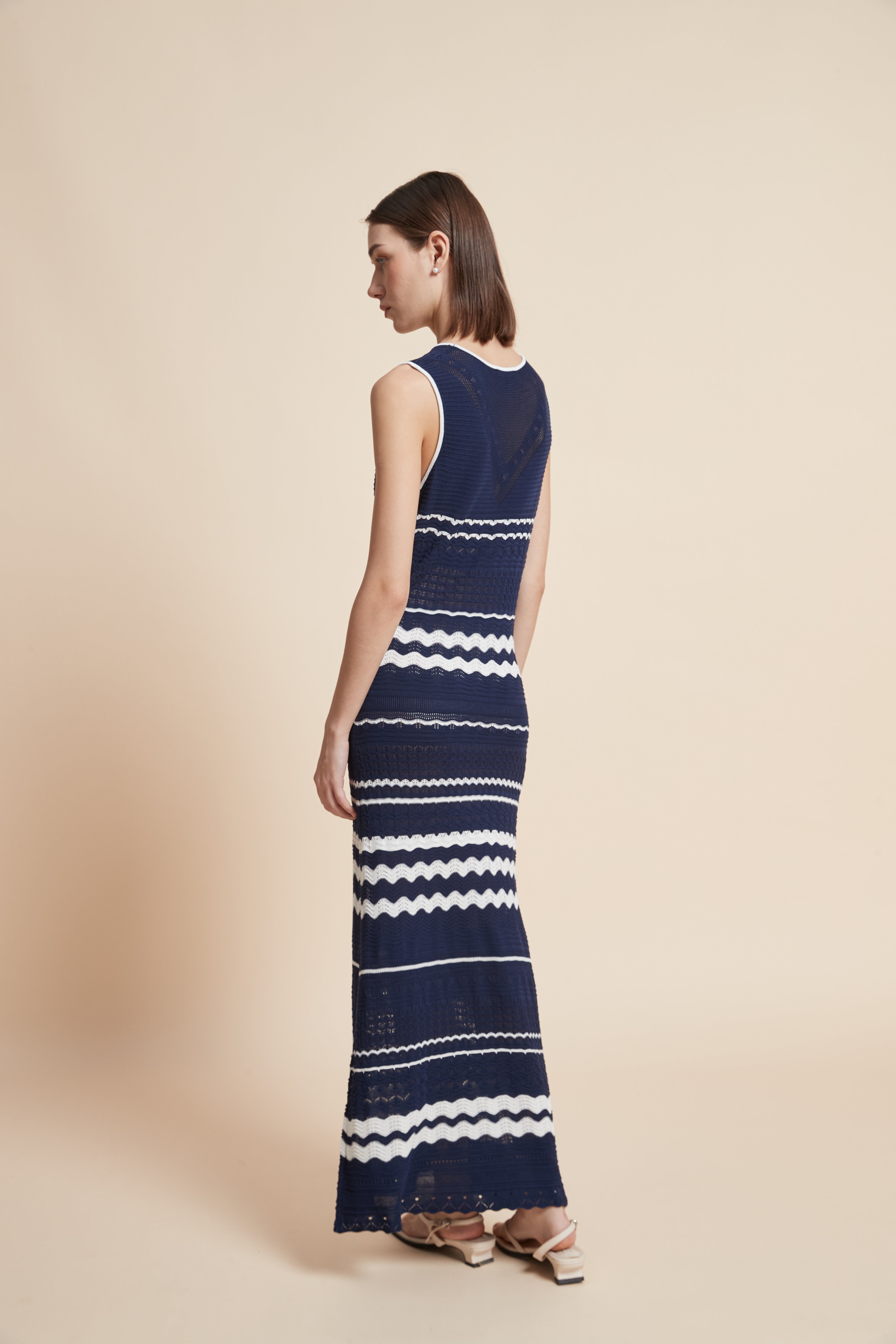 فستان طويل مخطط بدون أكمام