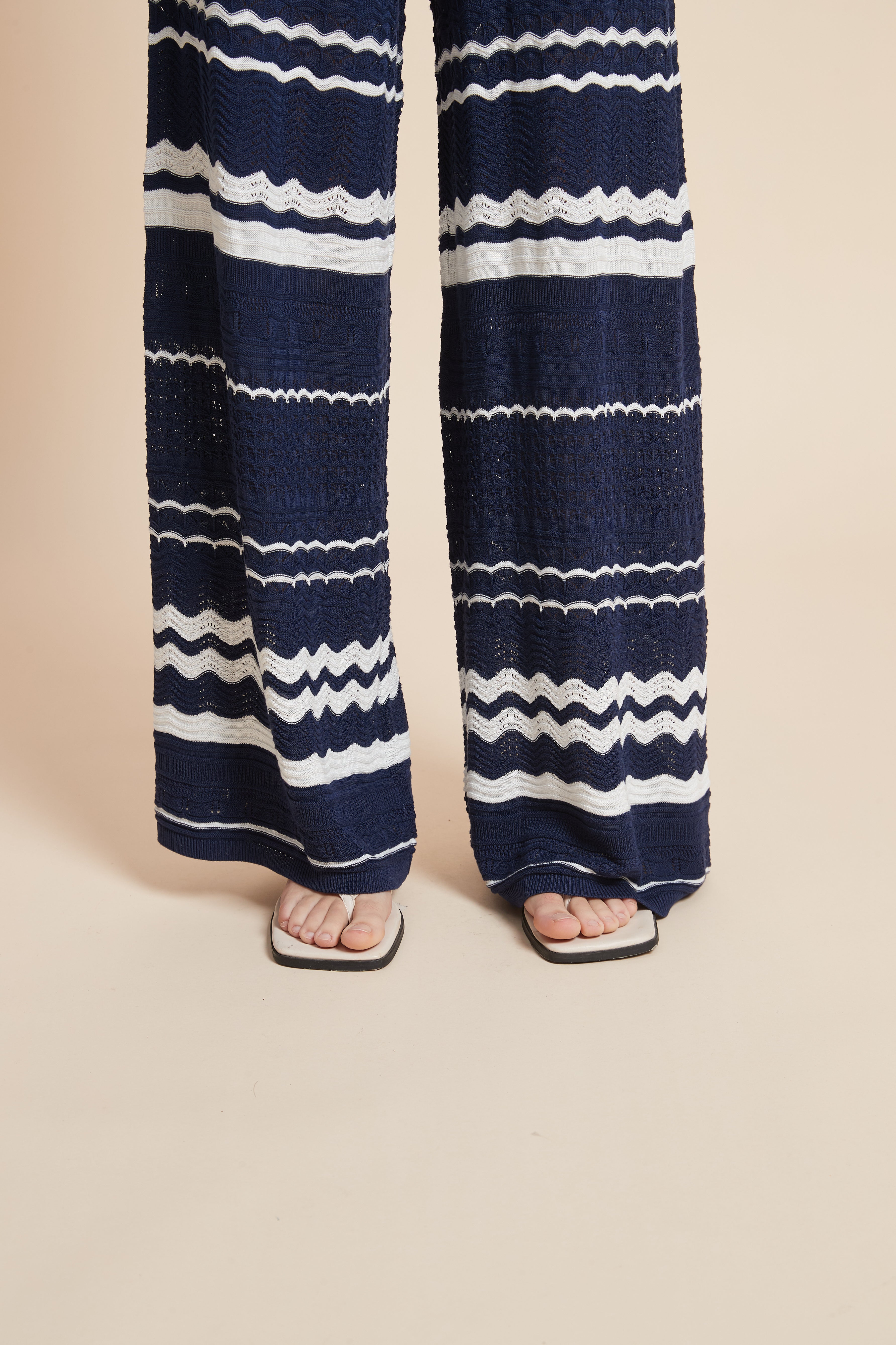 بنطلون واسع مخطط