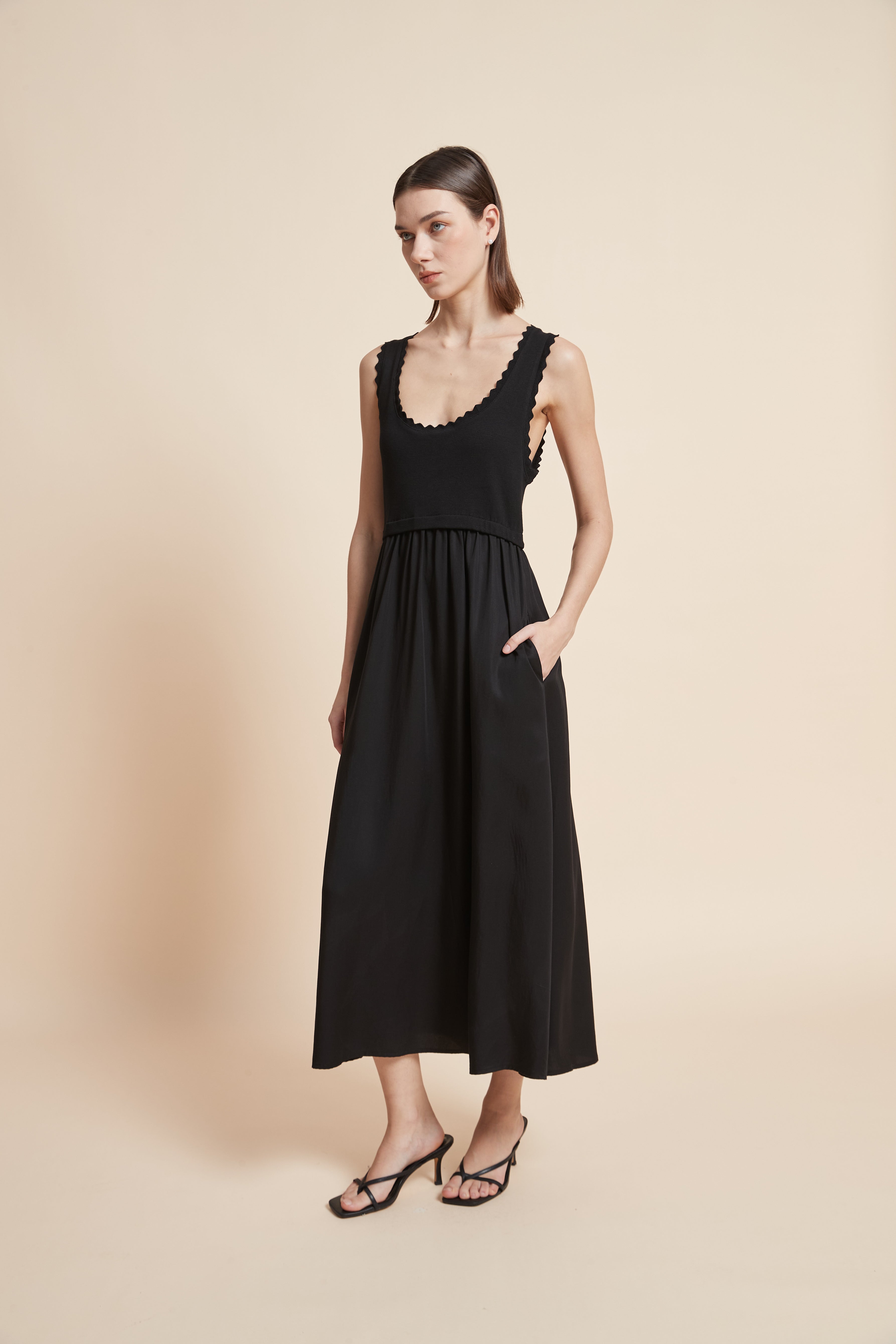 فستان ميدي بدون أكمام