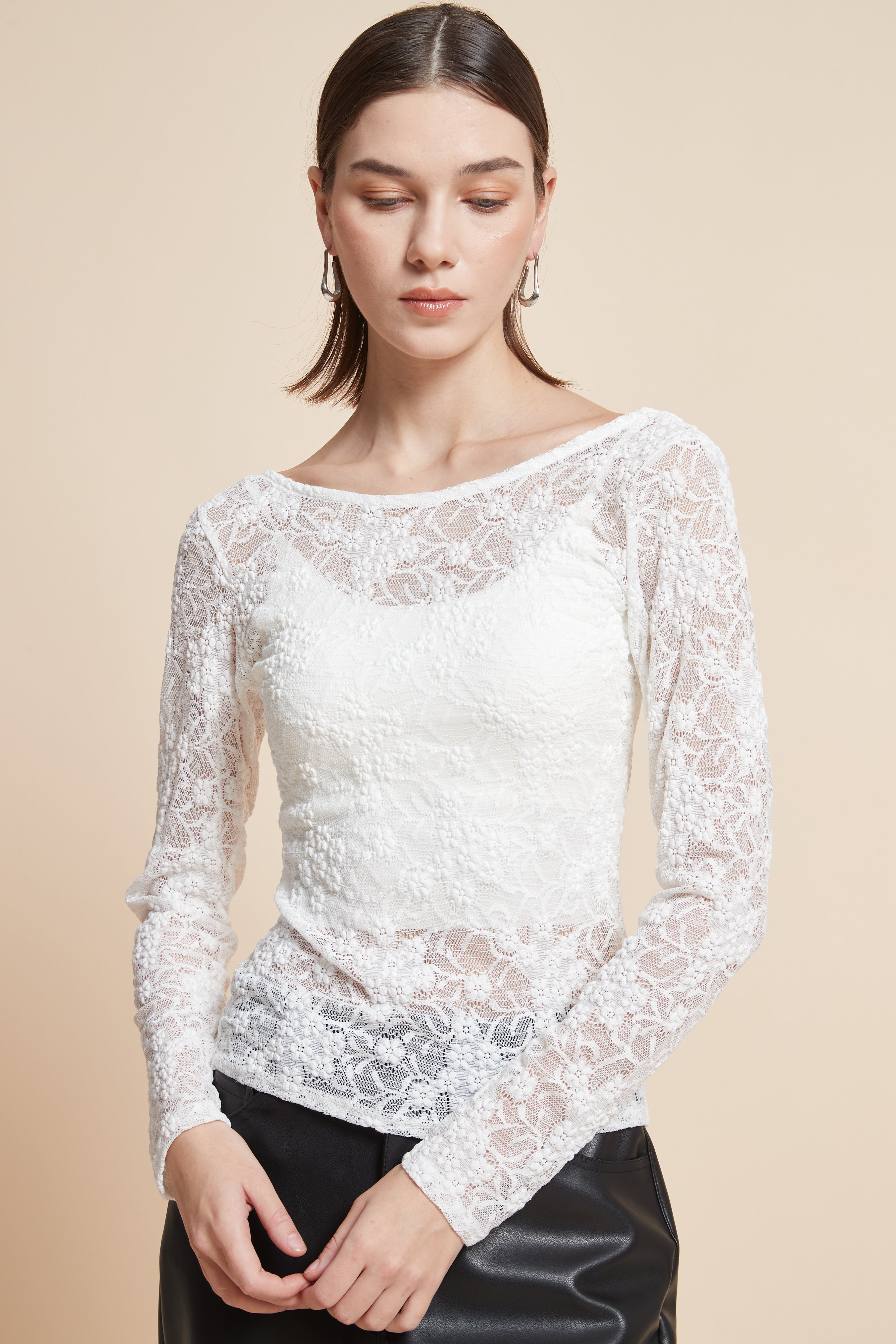 بلوزة بأكمام طويلة وظهر مفتوح