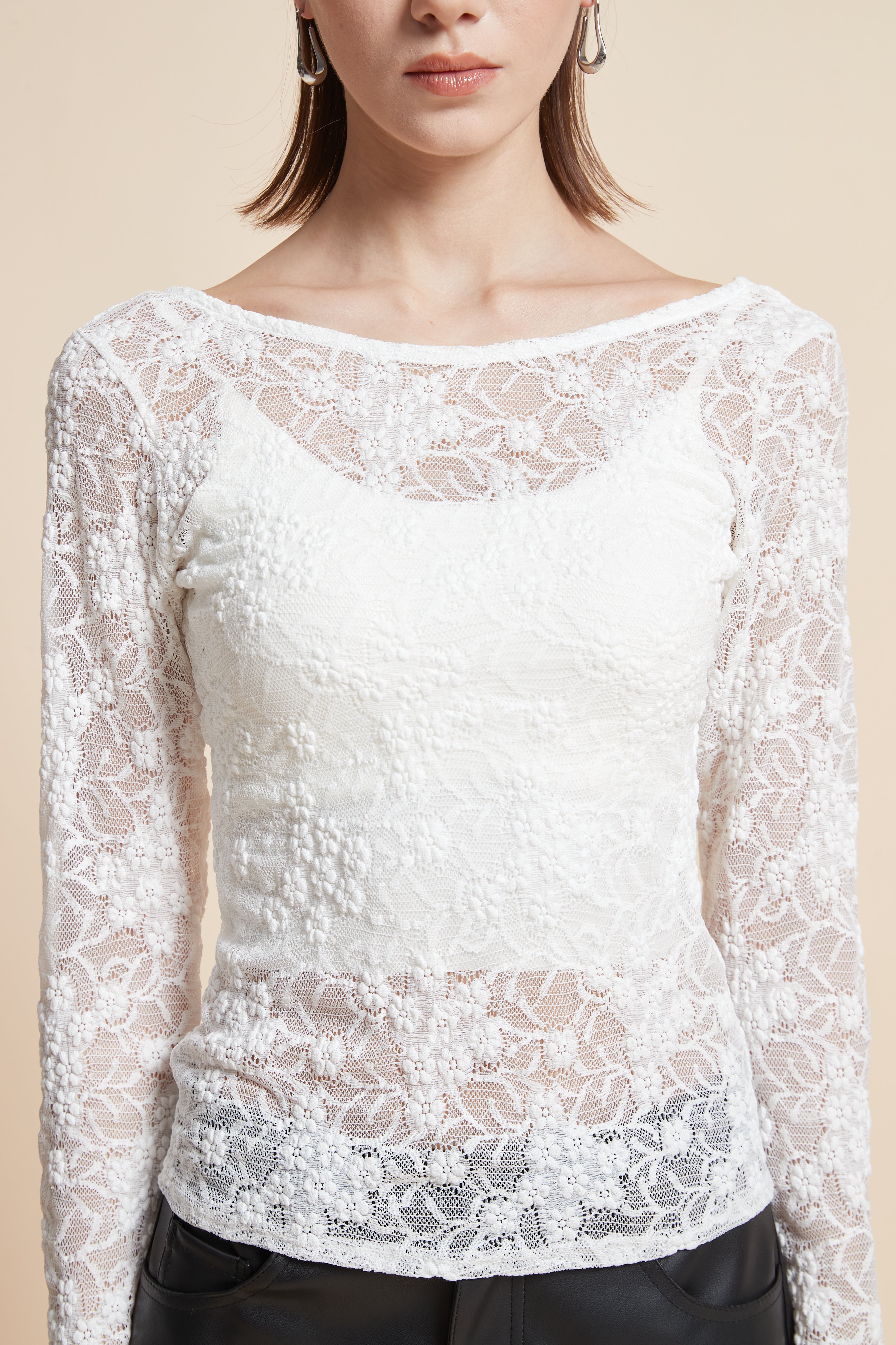 بلوزة بأكمام طويلة وظهر مفتوح