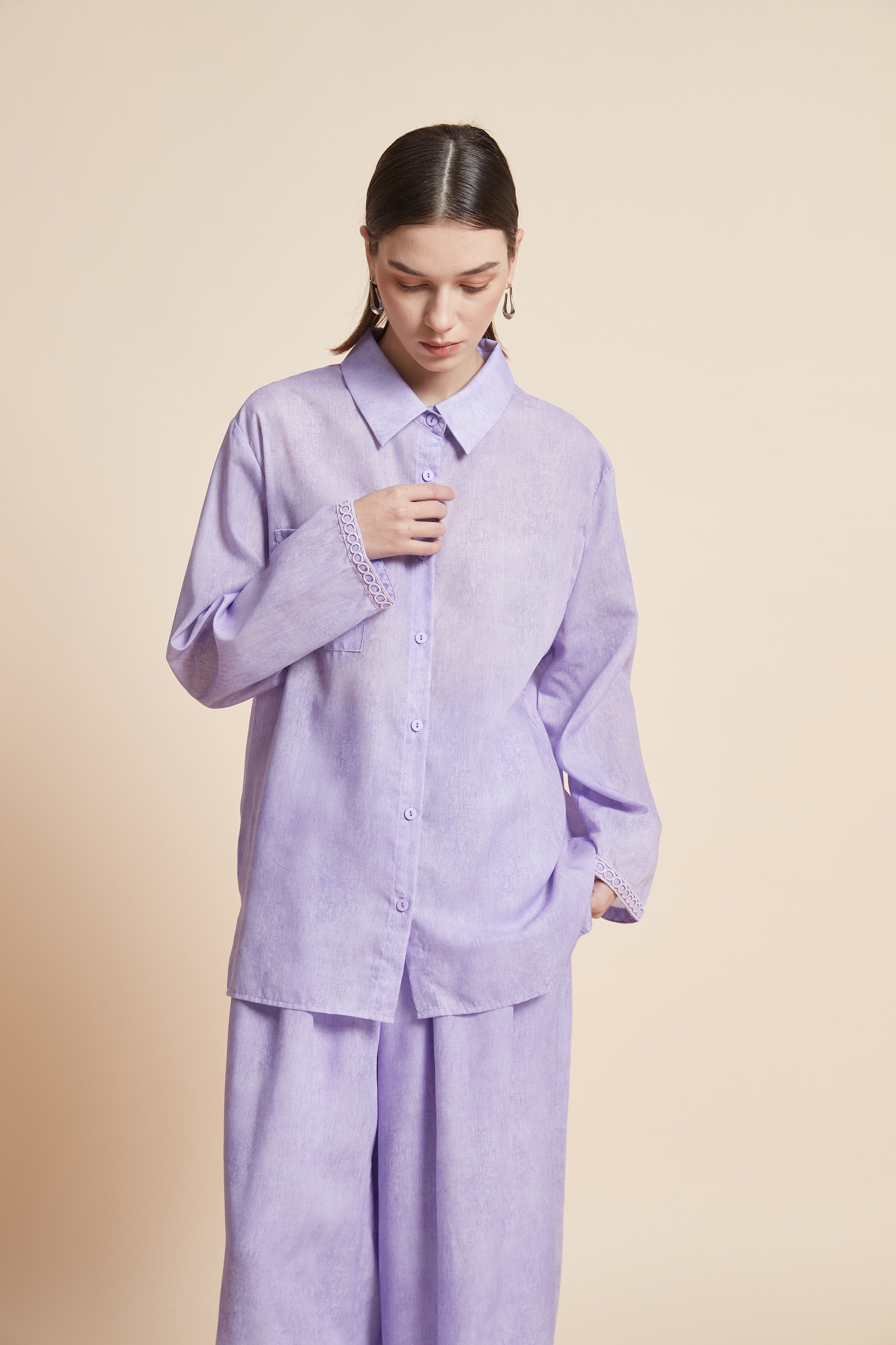 Long-sleeved plain waist-length shirt