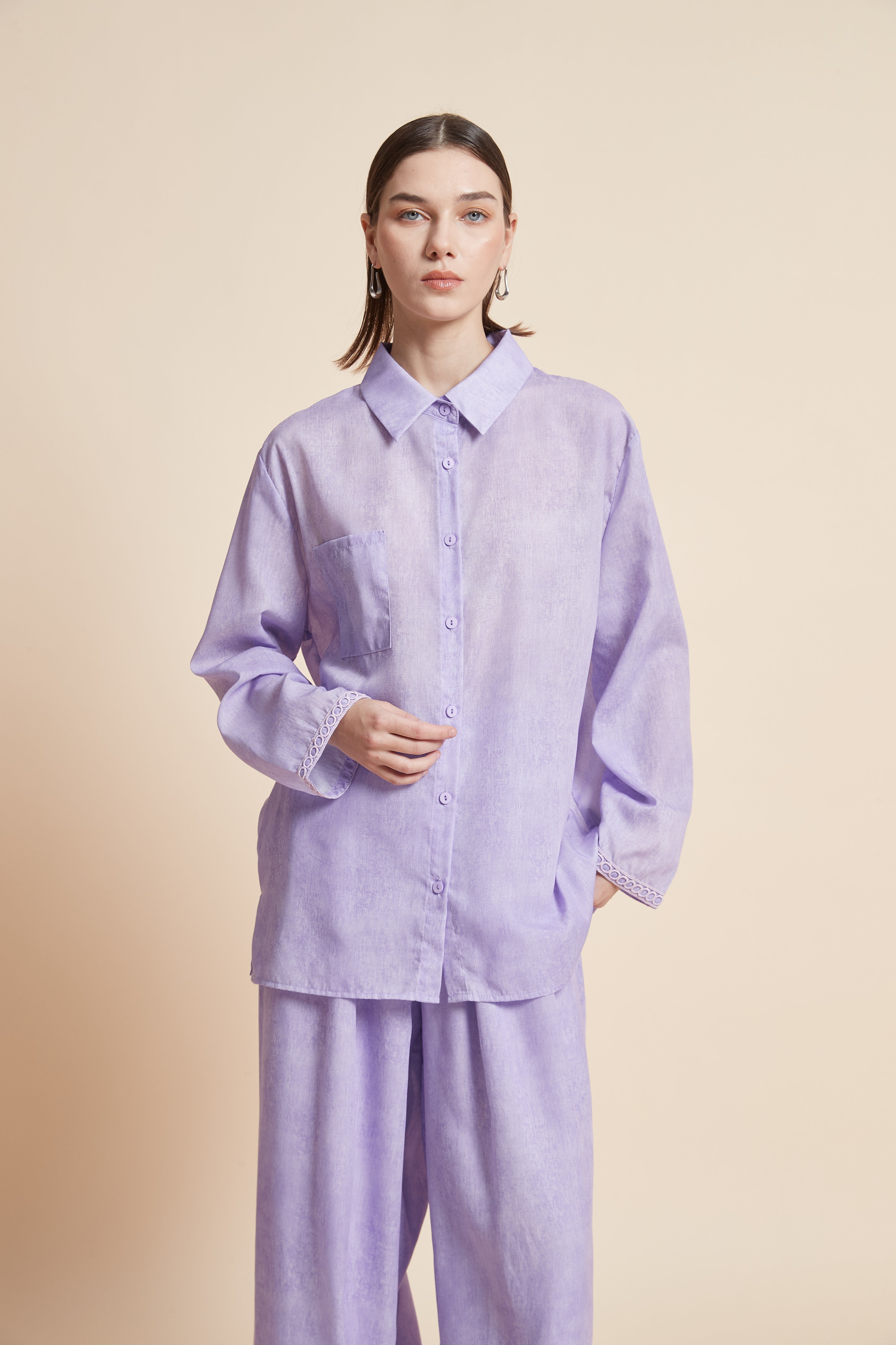 Long-sleeved plain waist-length shirt