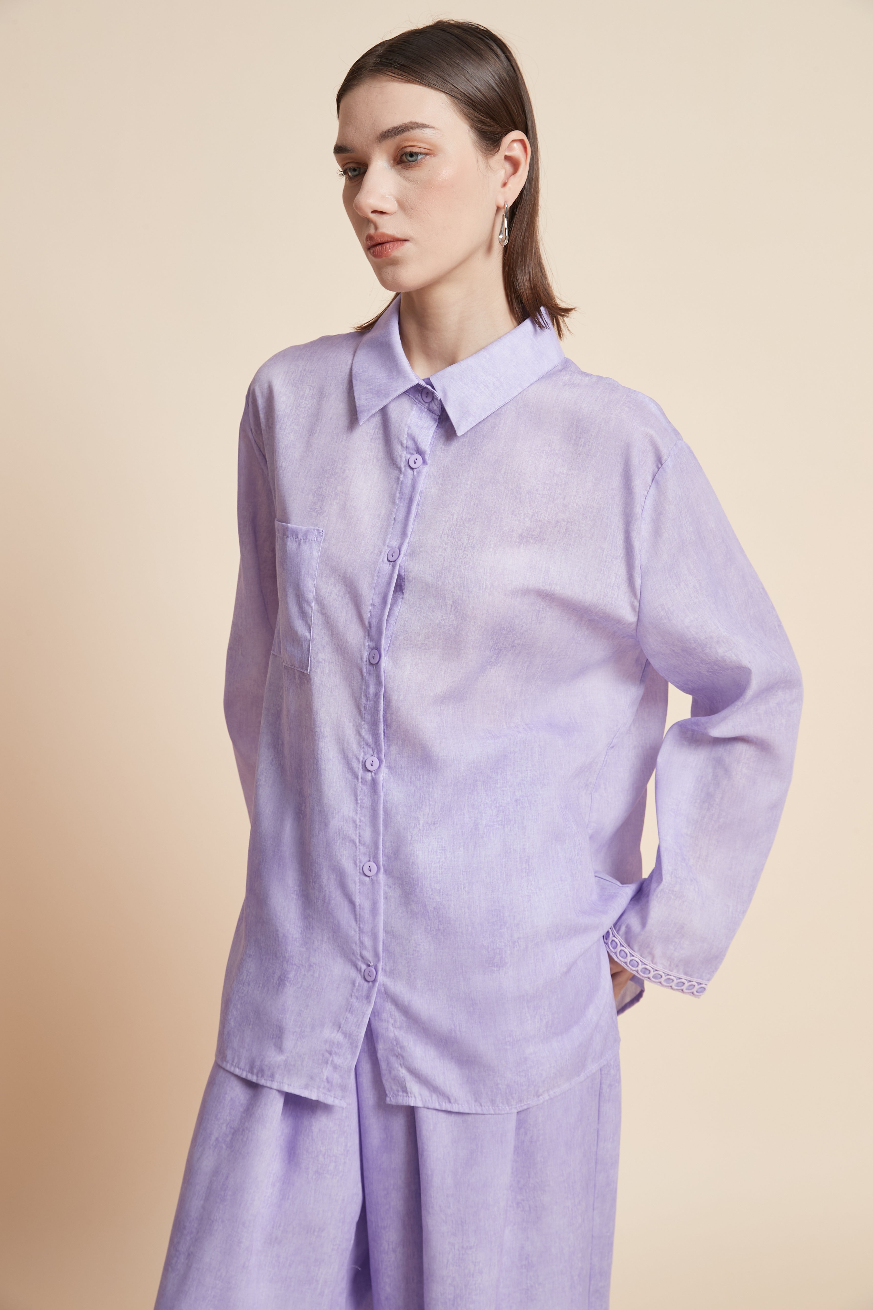 Long-sleeved plain waist-length shirt