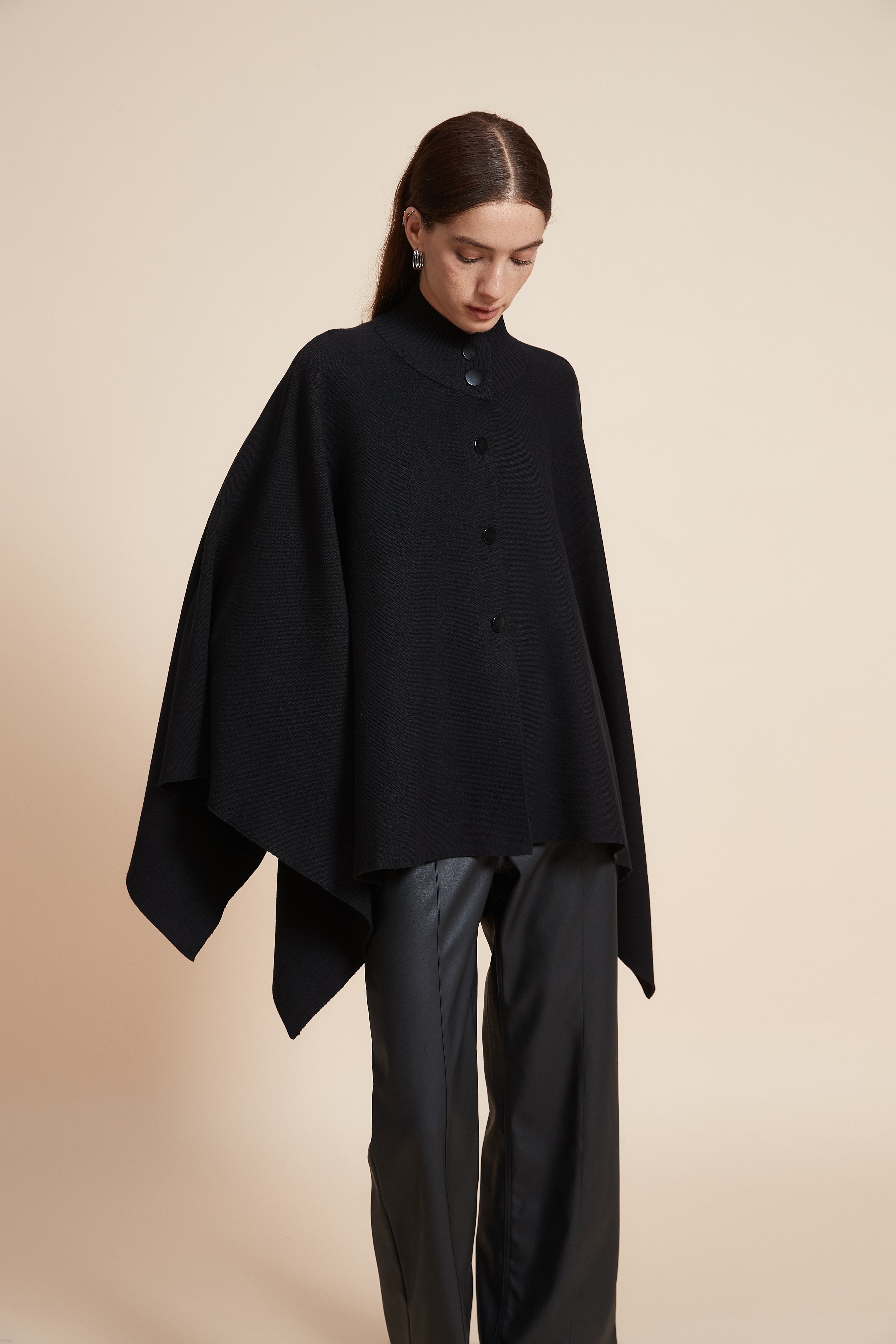 بونشو سادة بأزرار أمامية وكم طويل