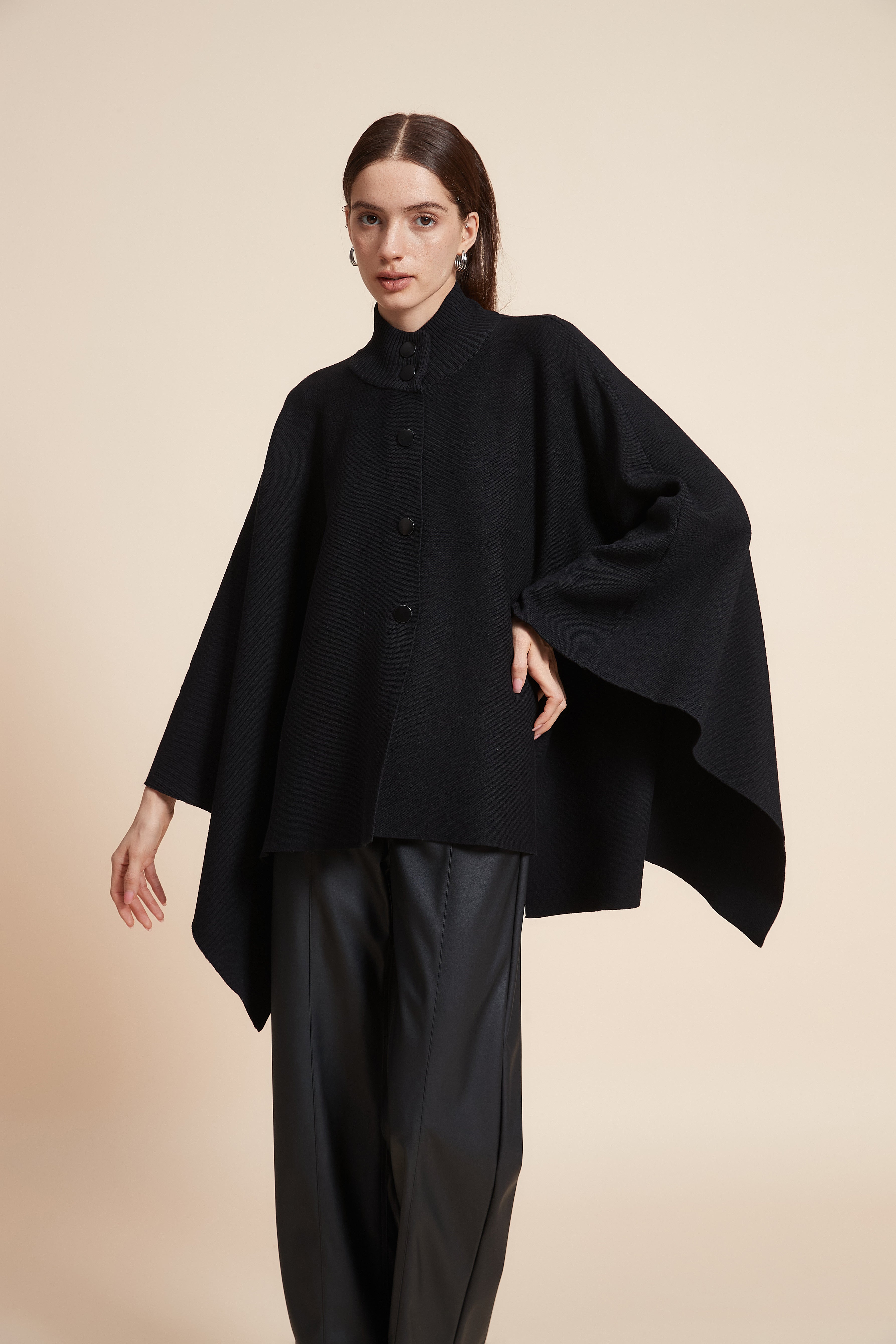 بونشو سادة بأزرار أمامية وكم طويل