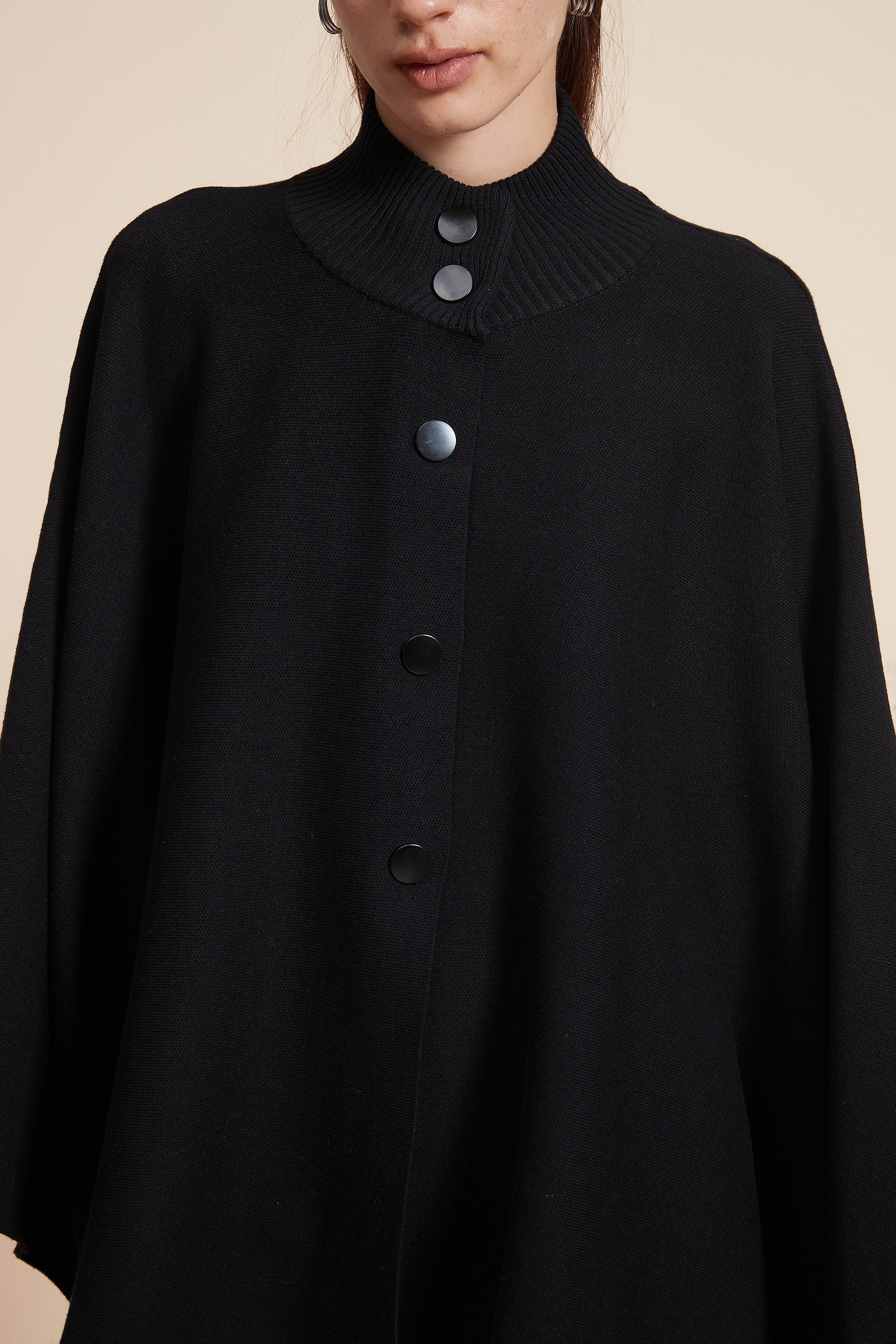 بونشو سادة بأزرار أمامية وكم طويل