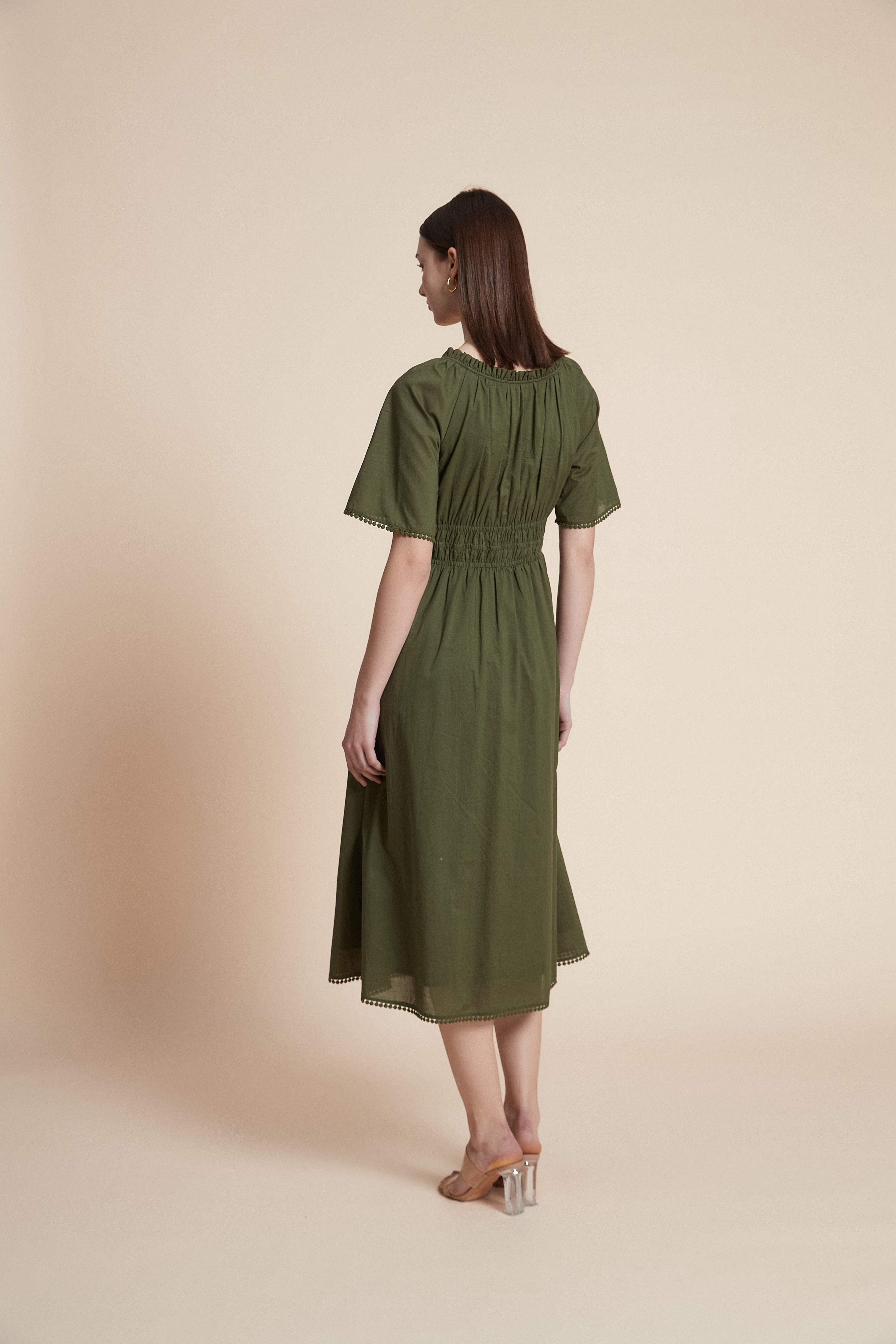 فستان ميدي نصف كم بقصة واسعة