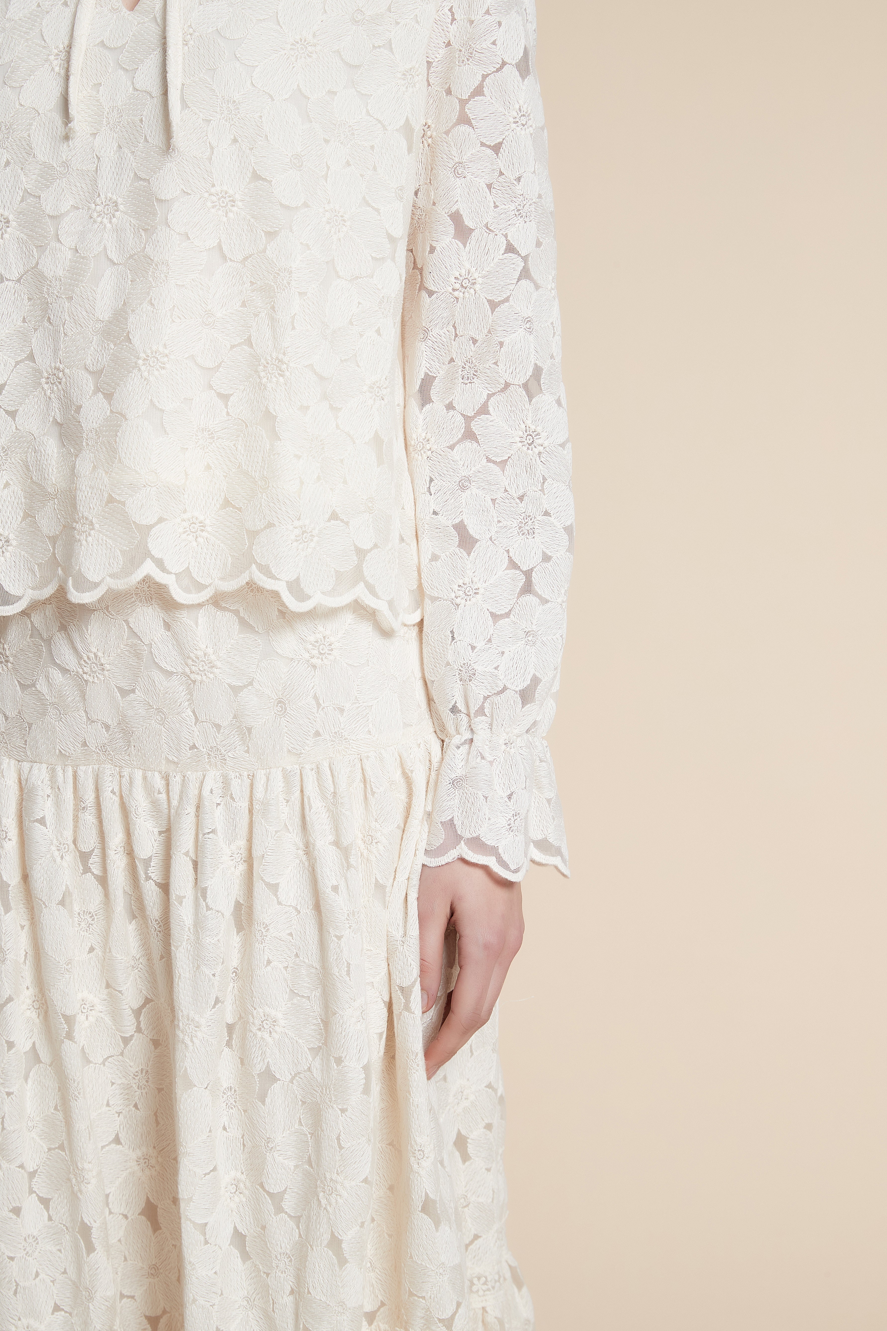 بلوزة بطول الخصر أكمام طويلة