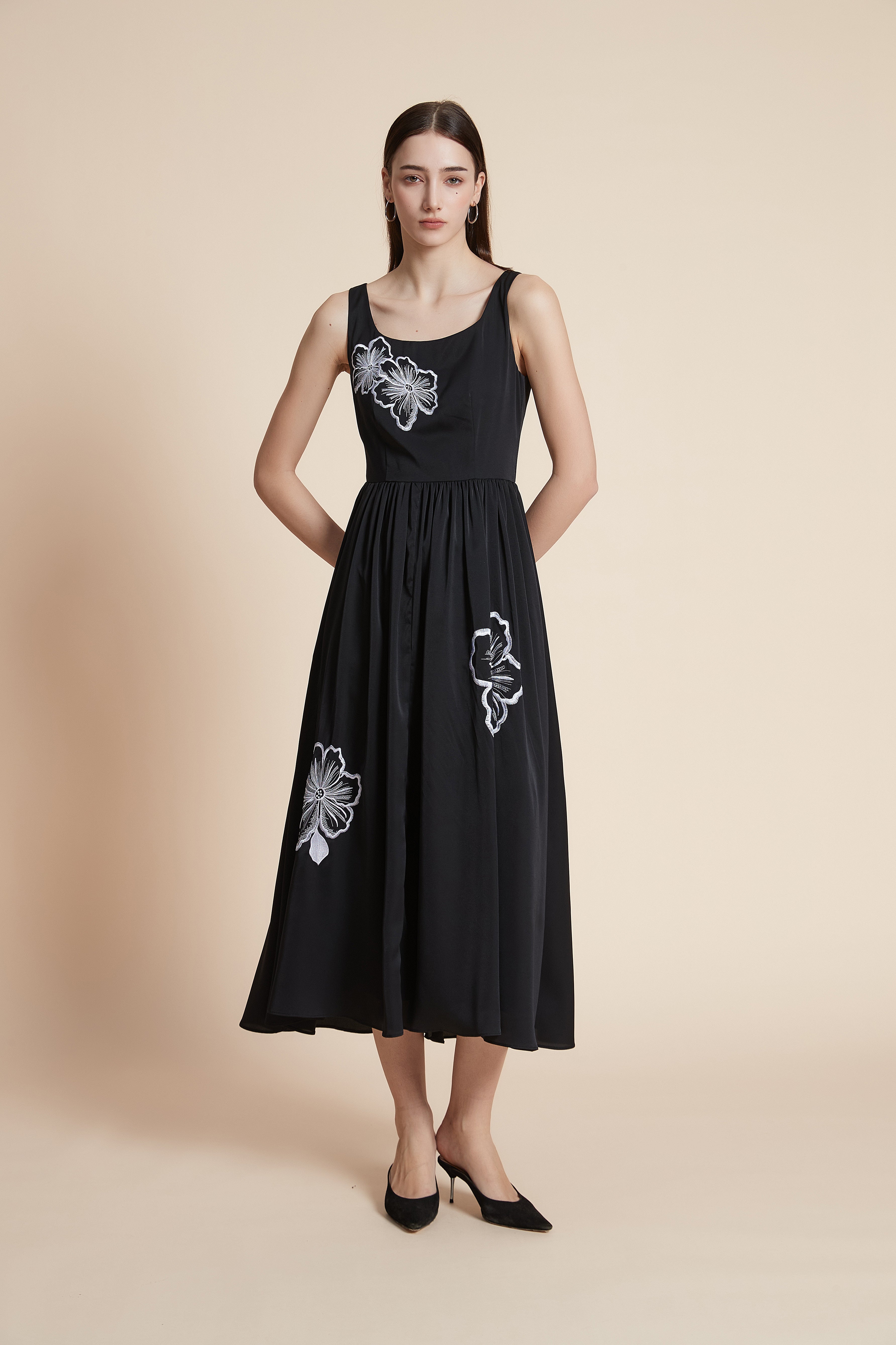 فستان ميدي مزخرف بالأزهار بدون أكمام