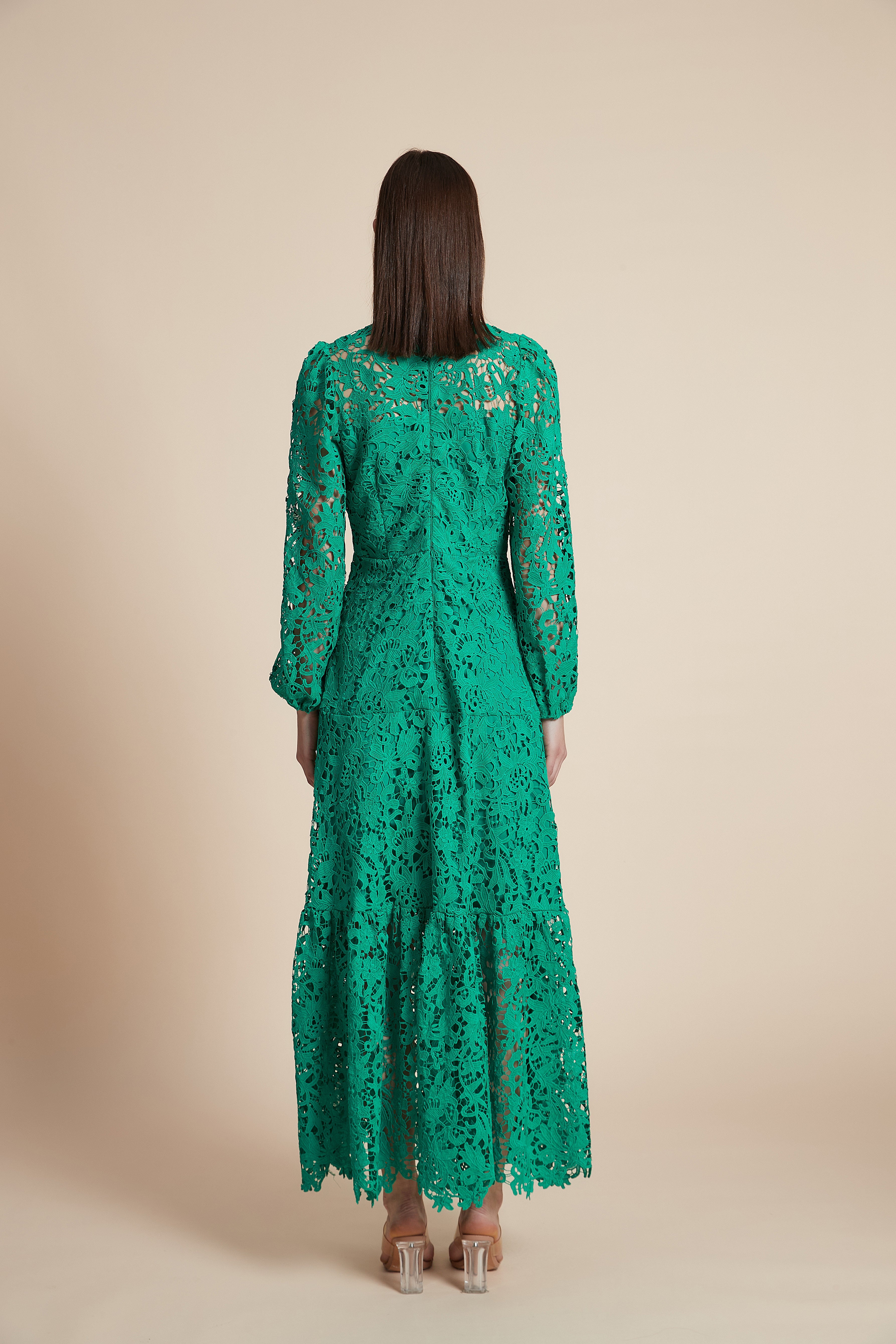 فستان ماكسي من الدانتيل بأكمام طويلة