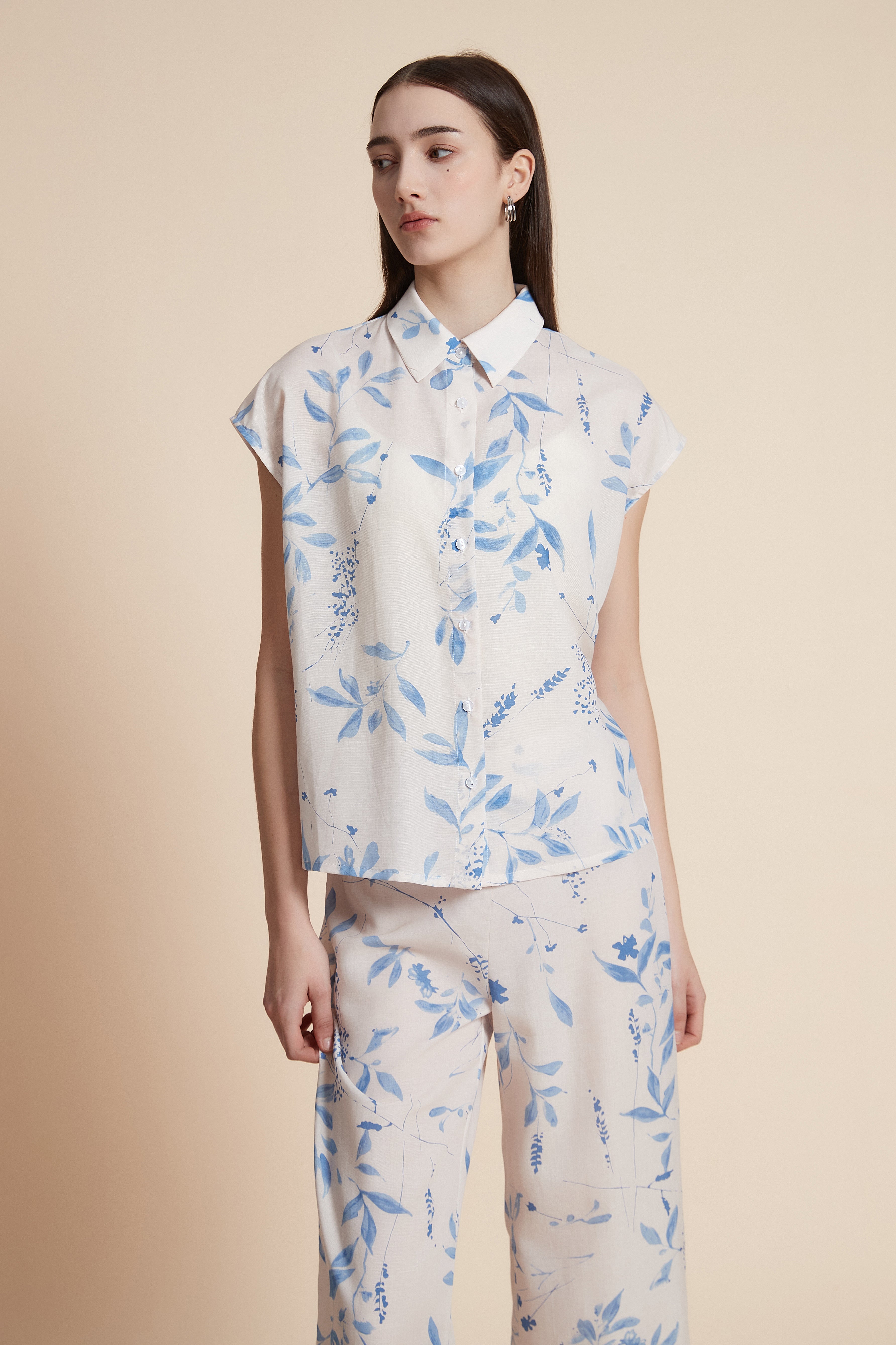 بلوزة بطول الخصر طبعة ازهار بدون أكمام