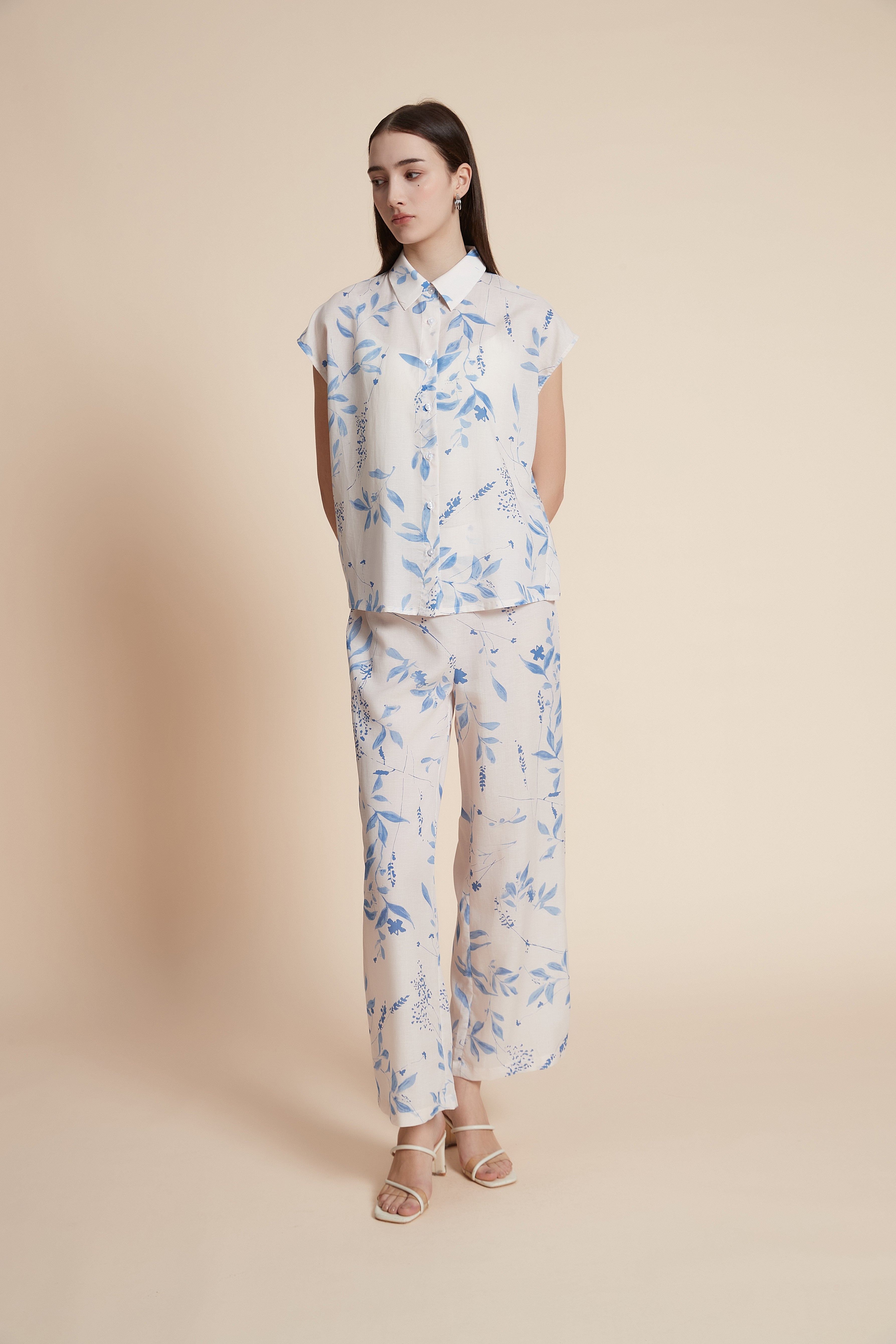 بلوزة بطول الخصر طبعة ازهار بدون أكمام