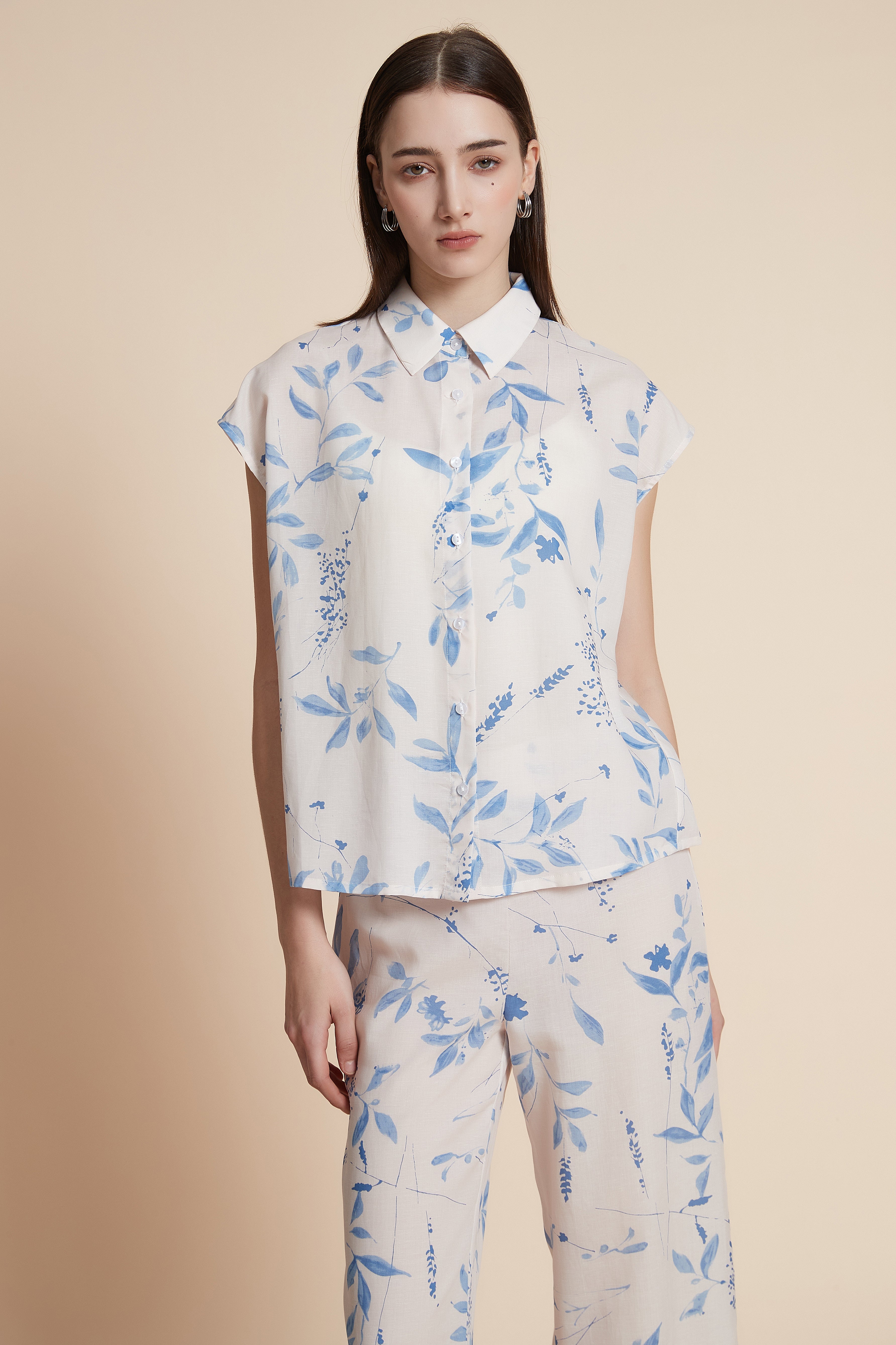 بلوزة بطول الخصر طبعة ازهار بدون أكمام