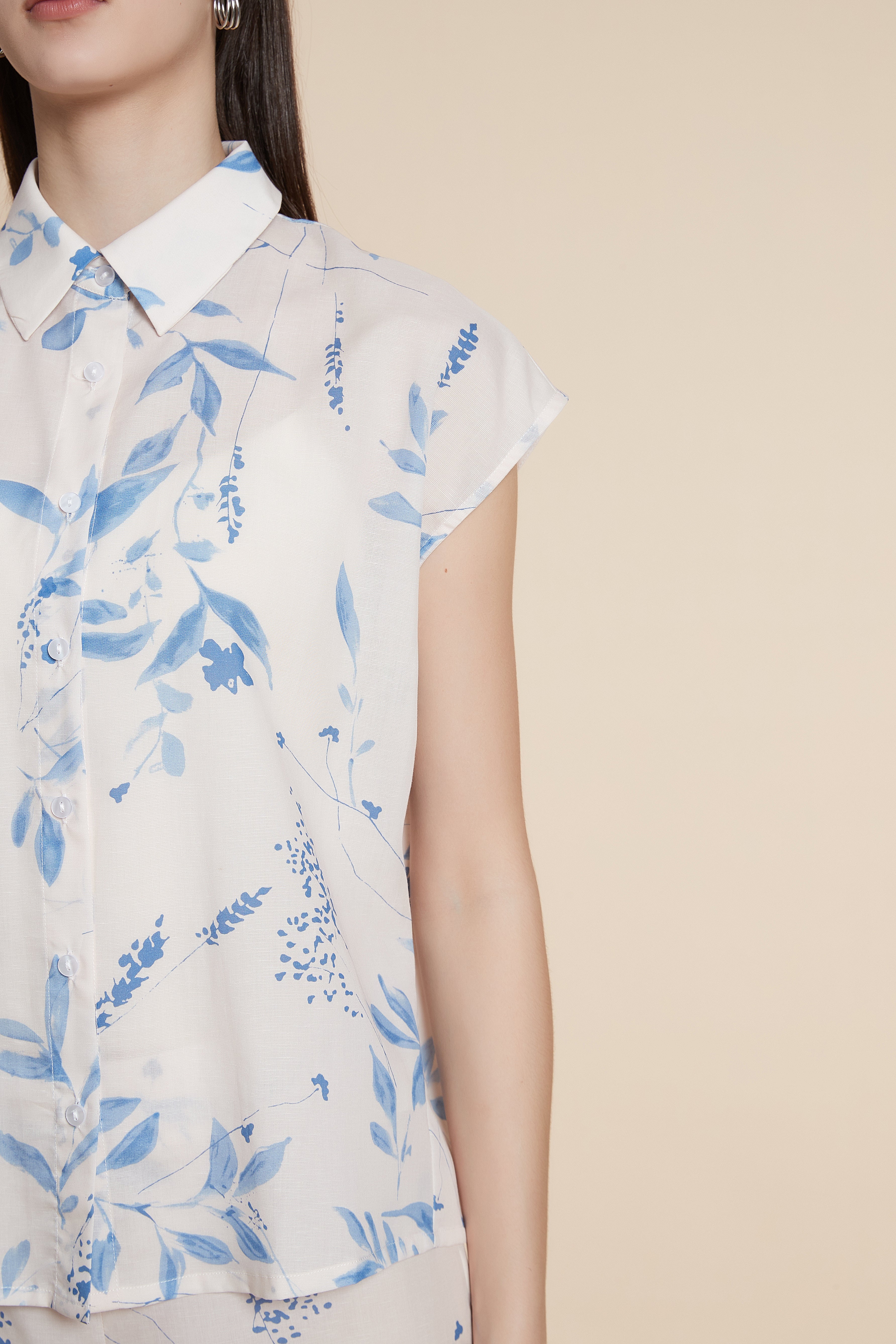 بلوزة بطول الخصر طبعة ازهار بدون أكمام