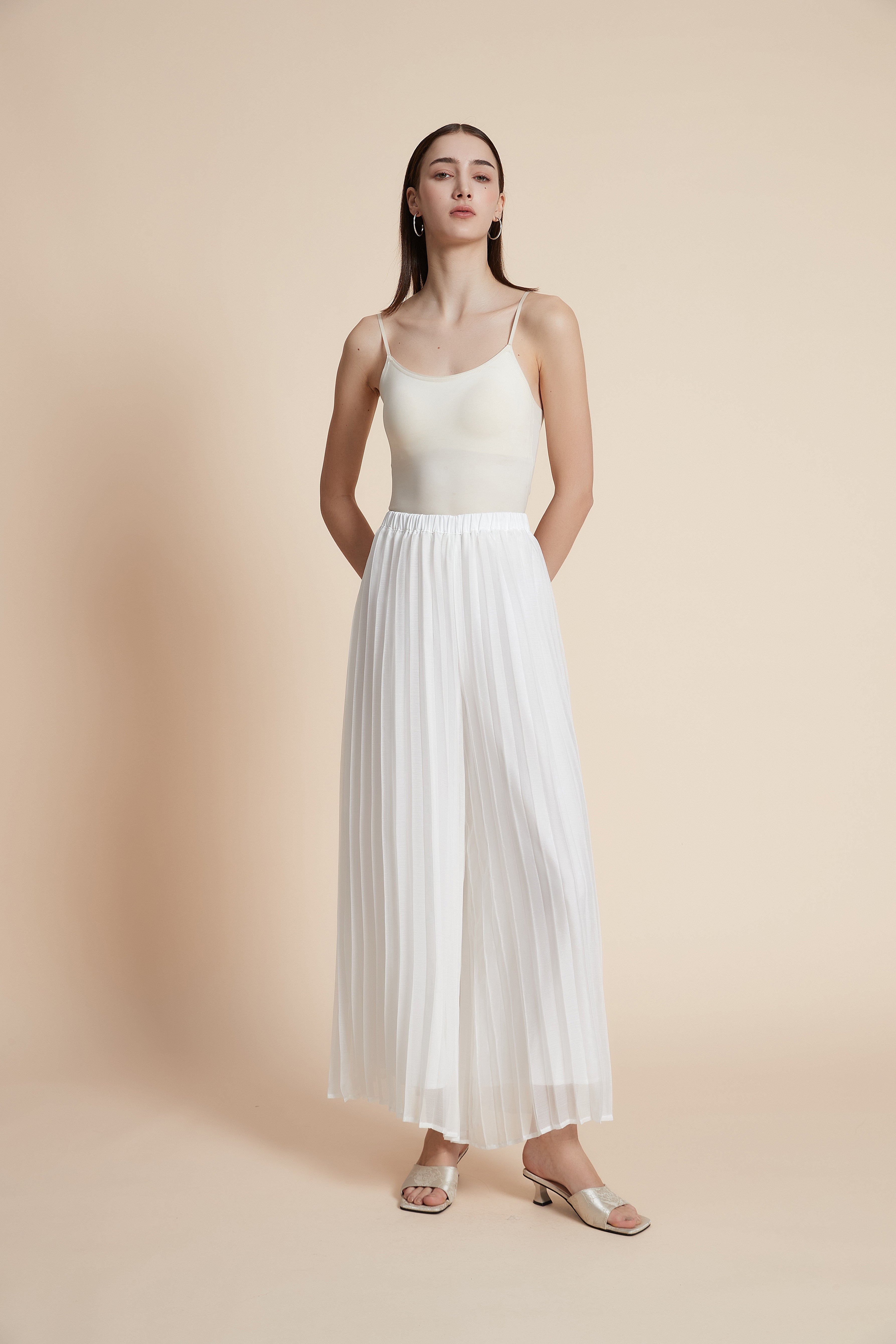 Pleated wide-leg trousers