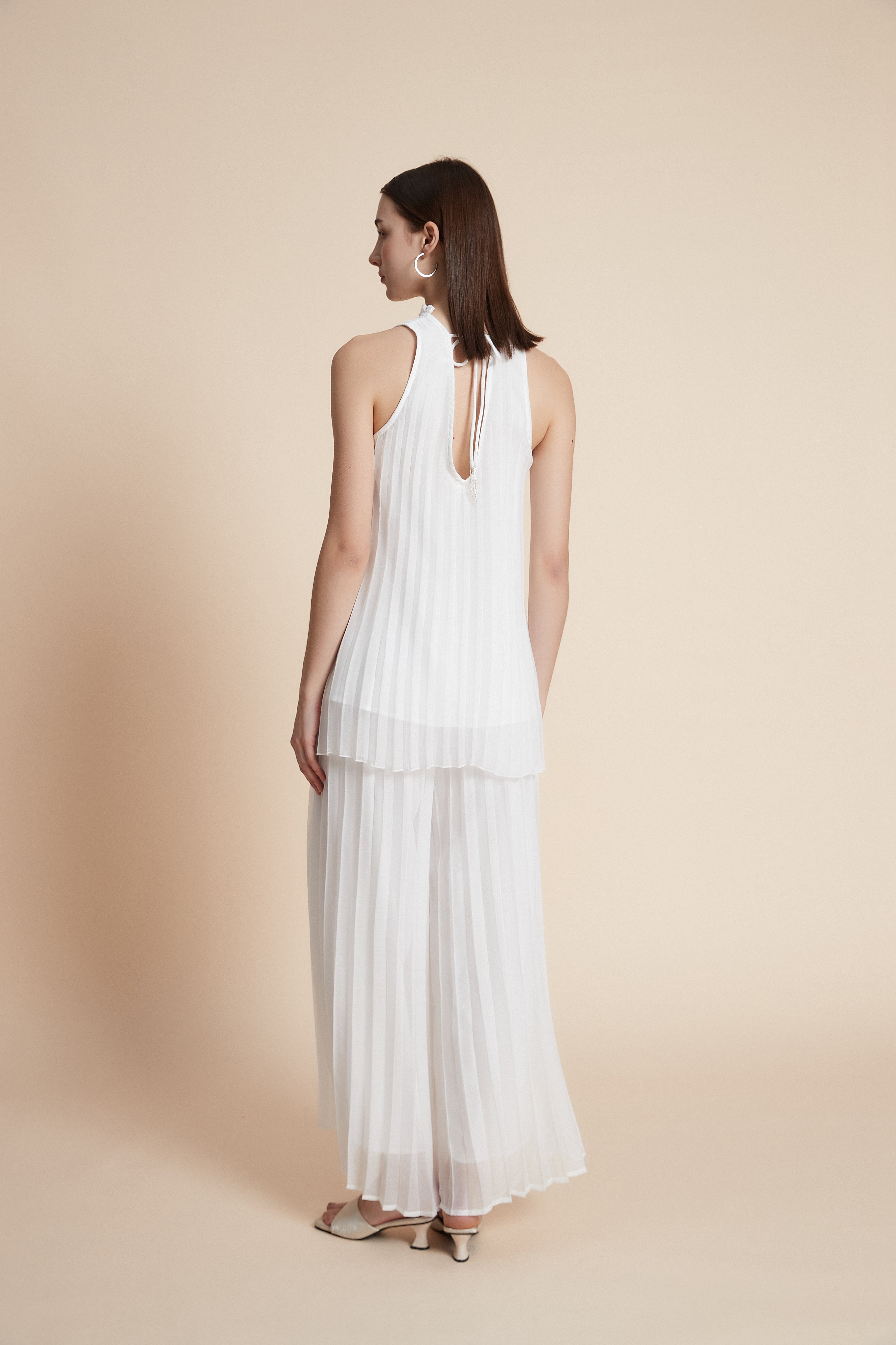 Pleated sleeveless waist-length blouse