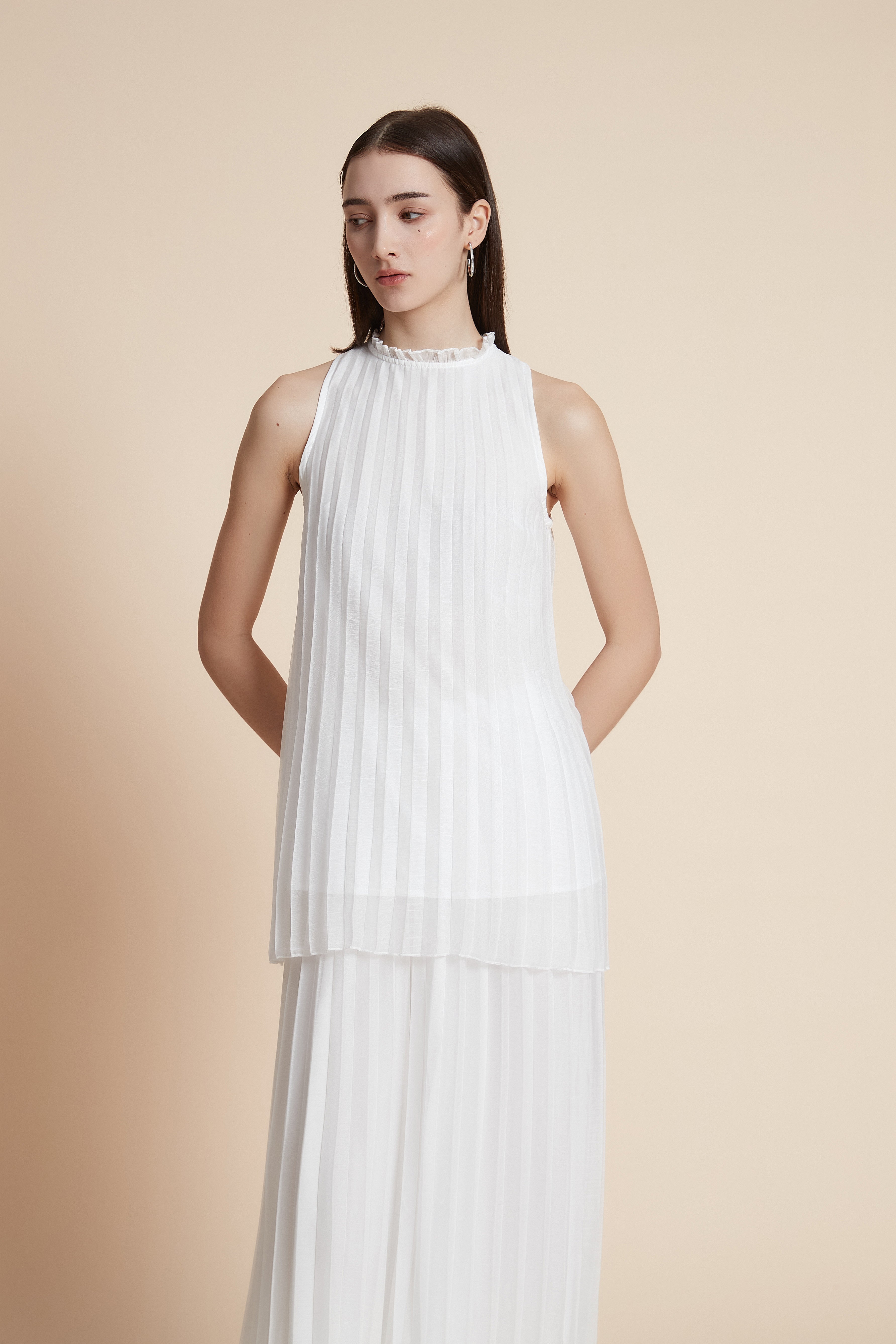 Pleated sleeveless waist-length blouse