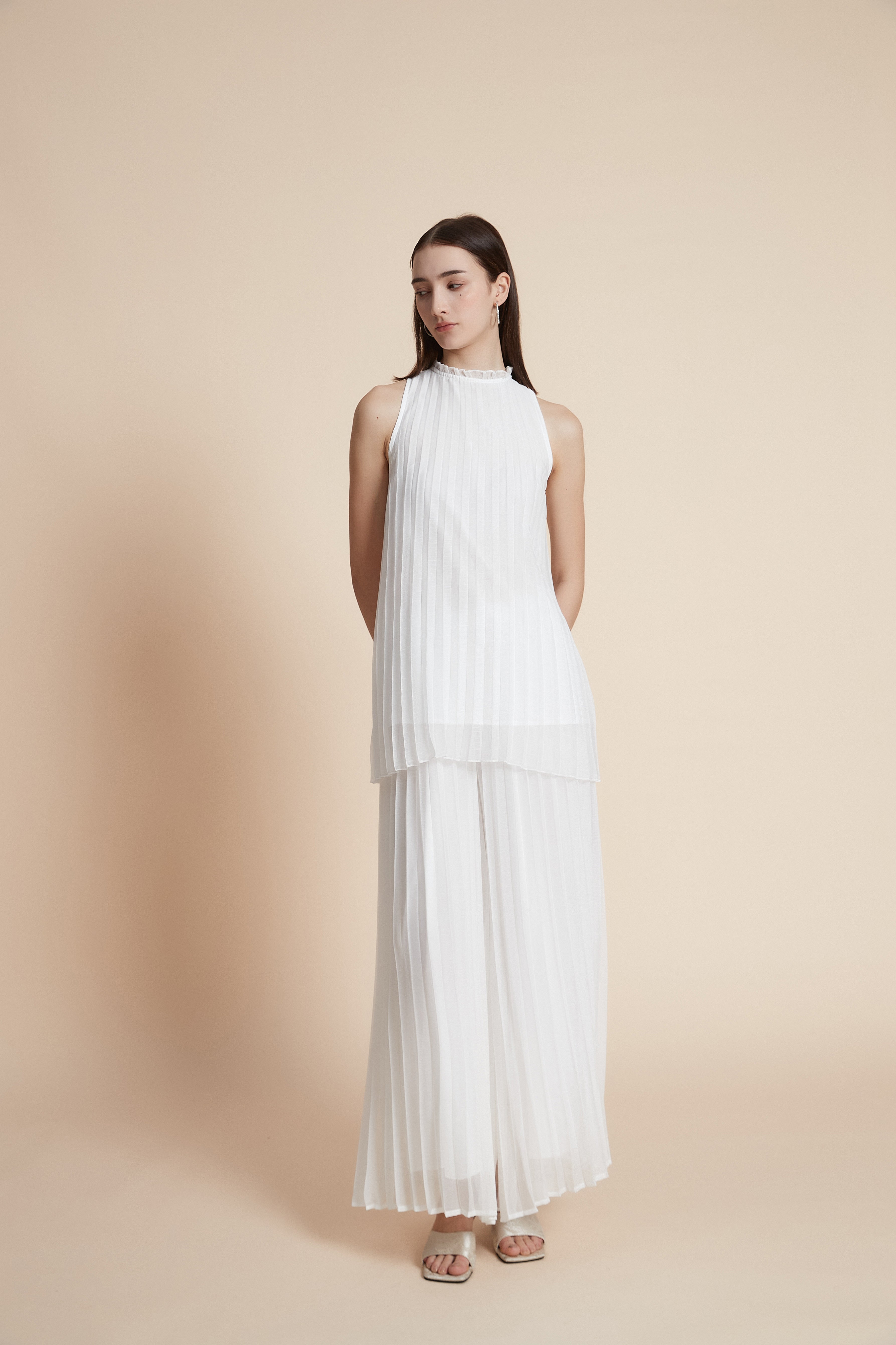 Pleated sleeveless waist-length blouse