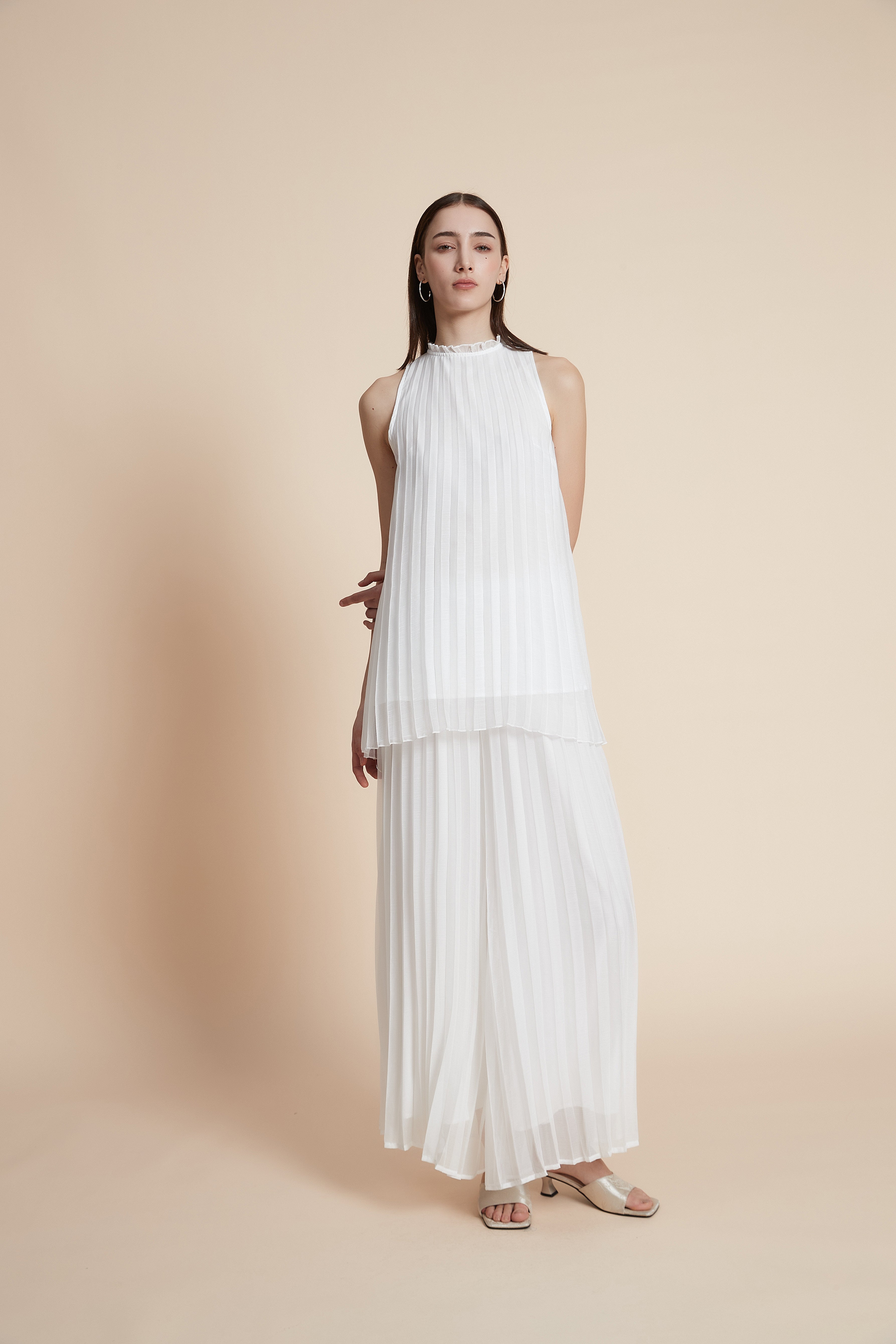 Pleated sleeveless waist-length blouse