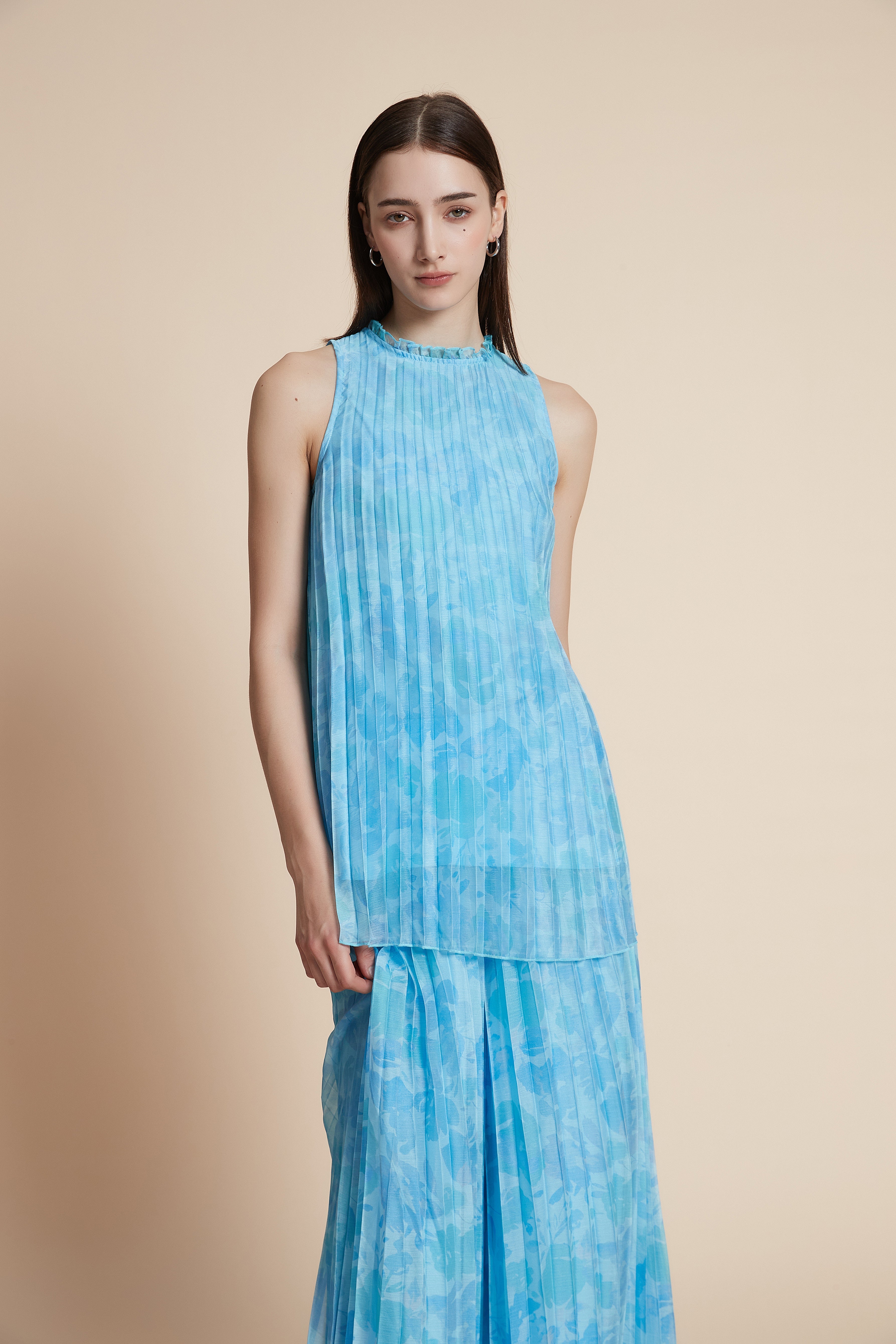 بلوزة بطول الخصر بكسرات بلا اكمام