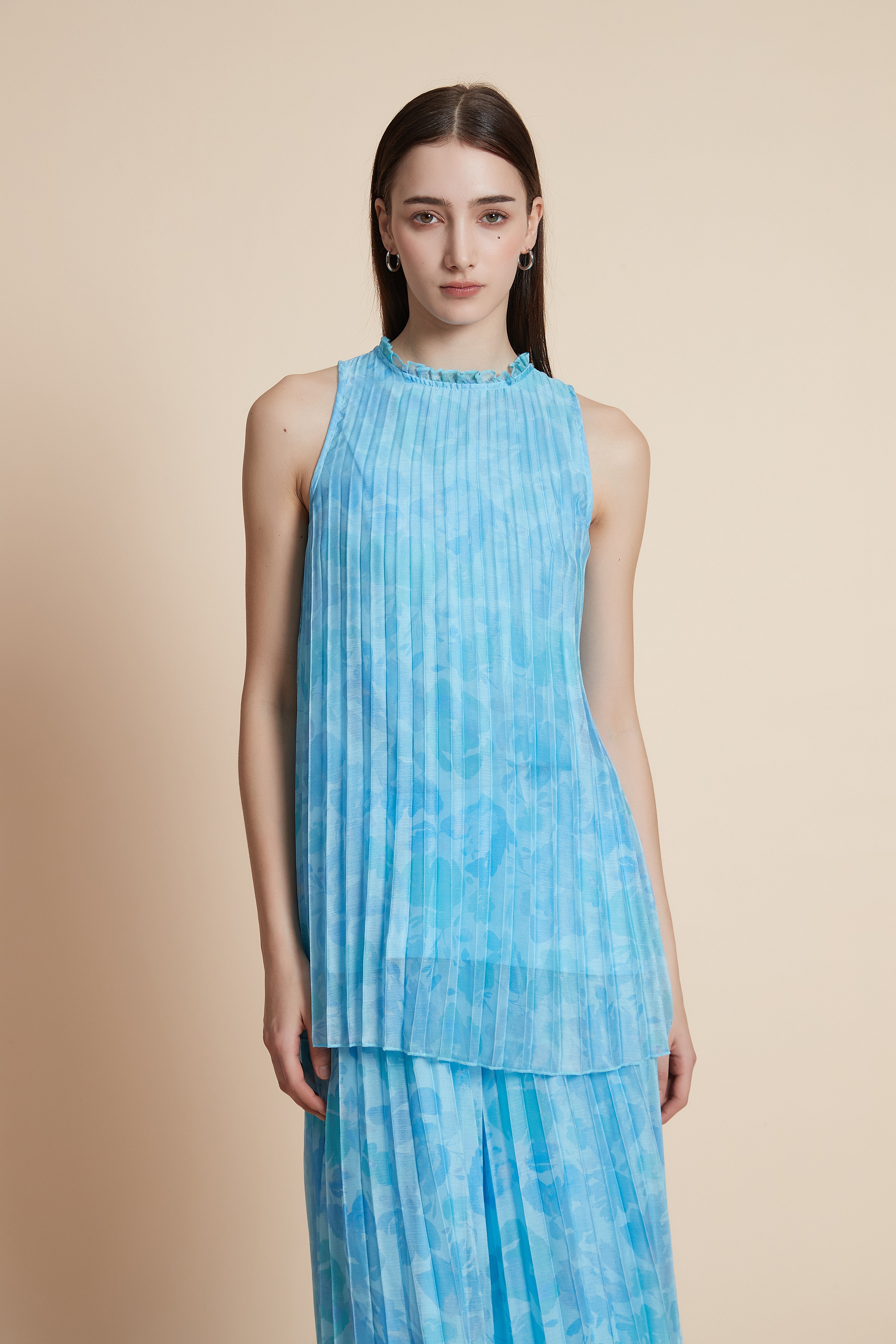 بلوزة بطول الخصر بكسرات بلا اكمام