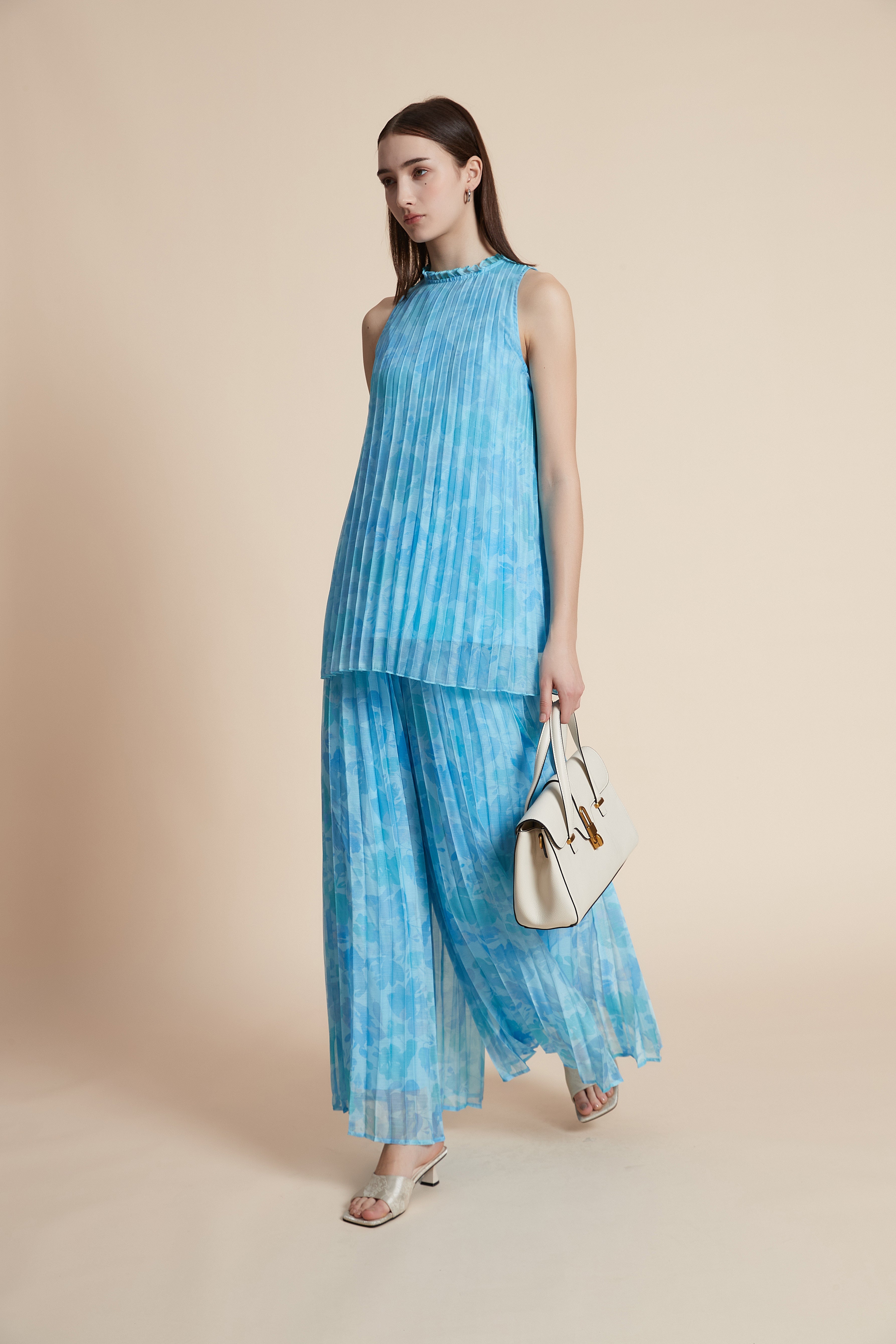 بلوزة بطول الخصر بكسرات بلا اكمام