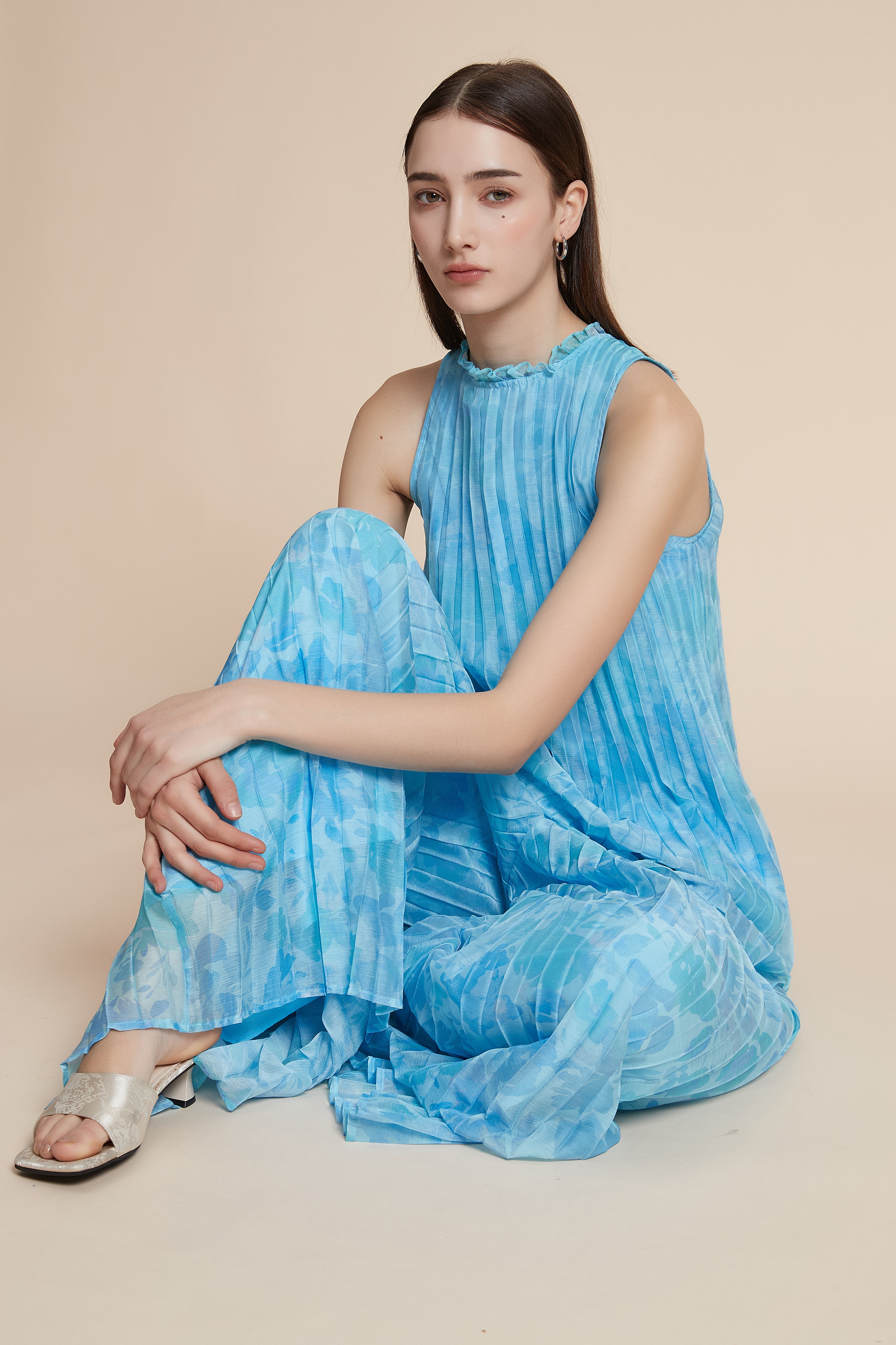 بلوزة بطول الخصر بكسرات بلا اكمام