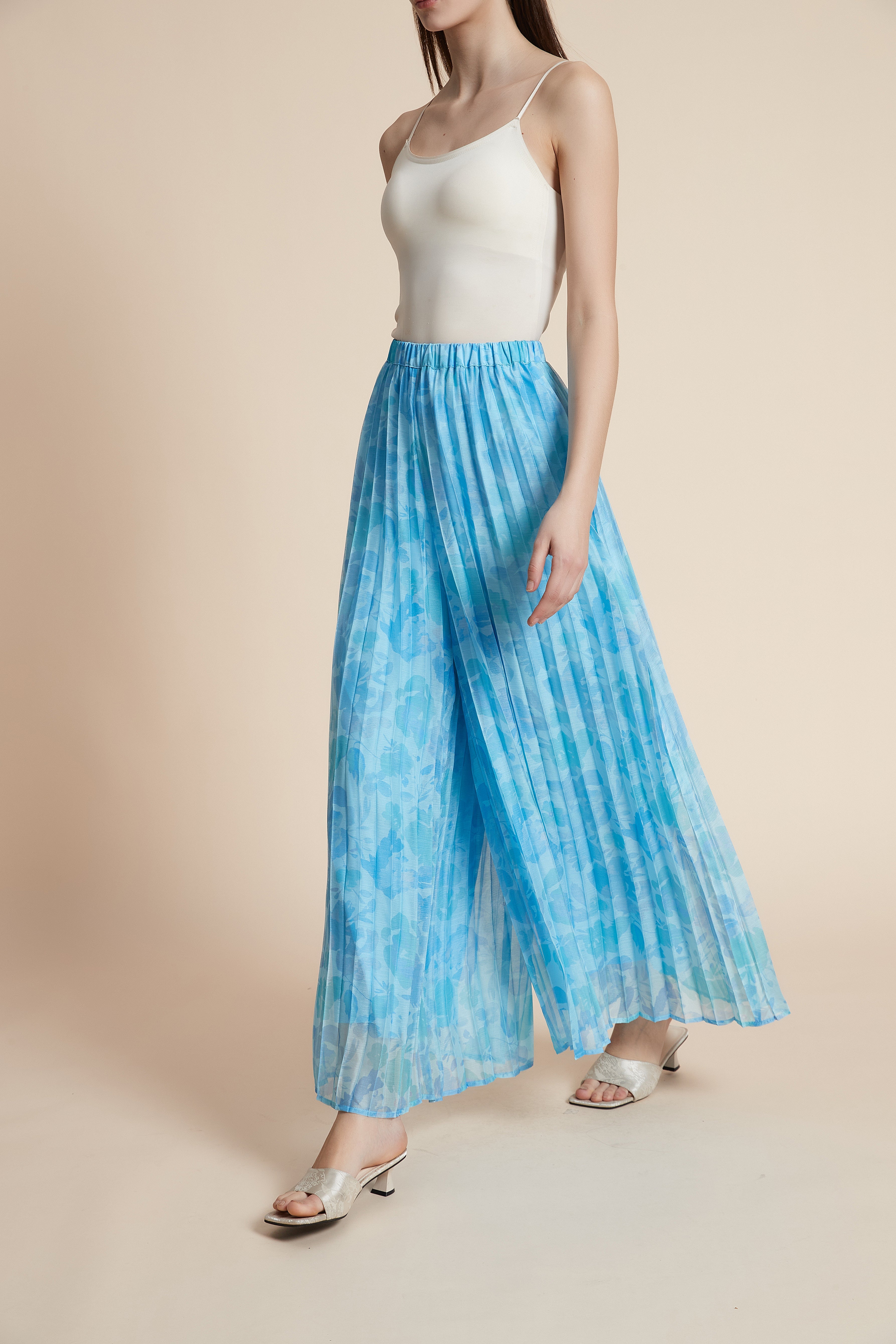 Pleated wide-leg trousers