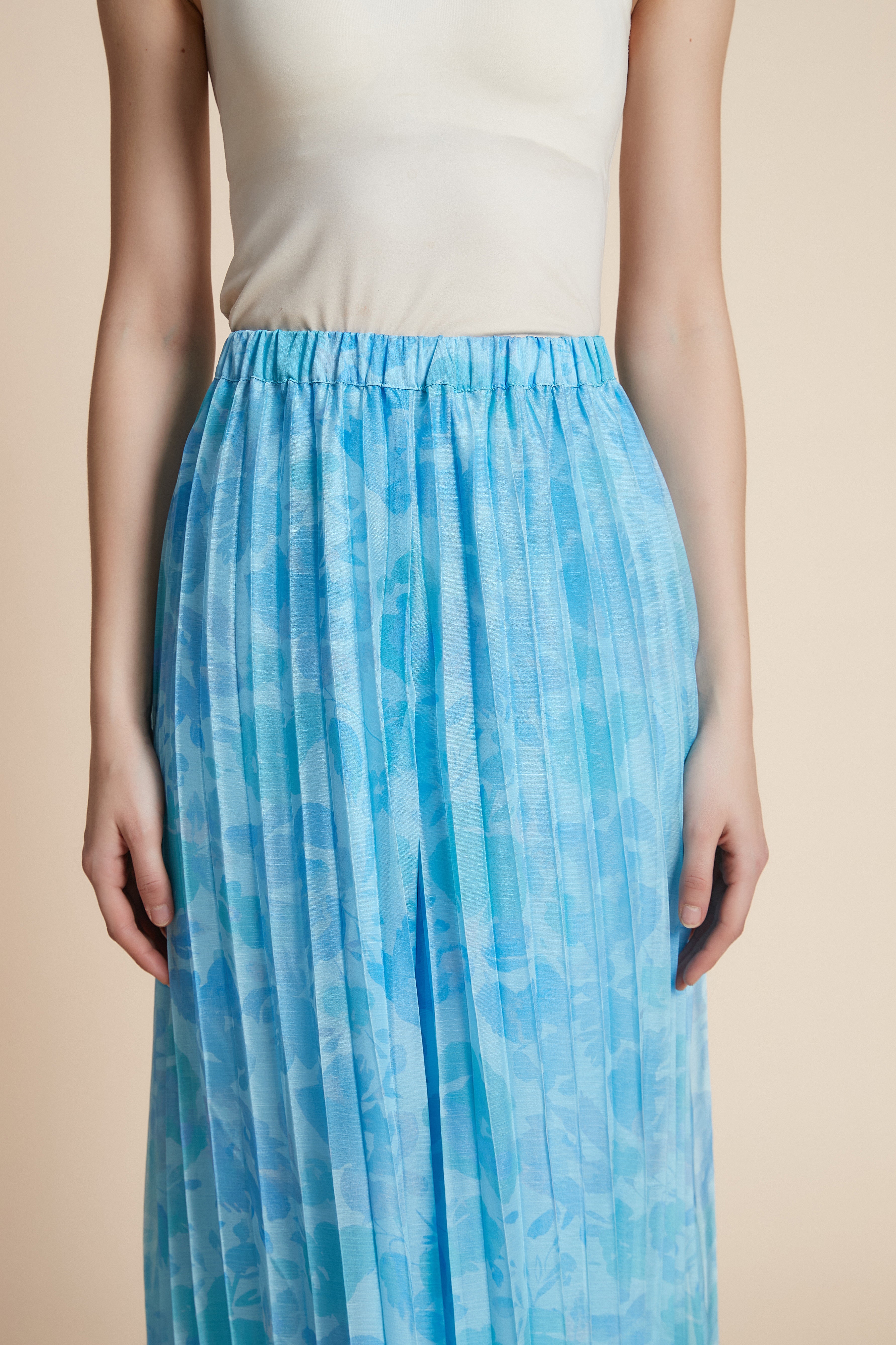 بنطلون بكسرات واسع