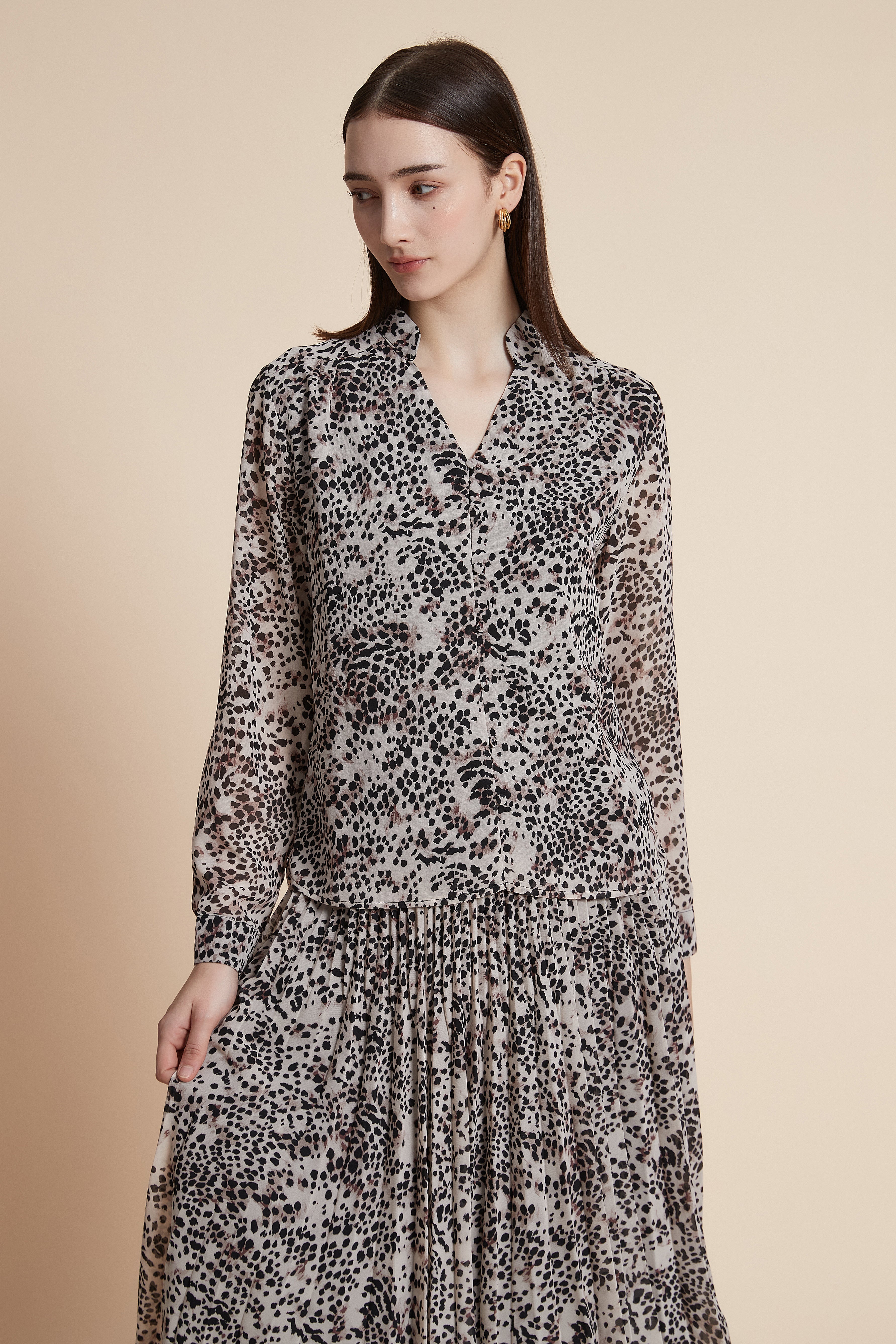 بلوزة بطول الخصر مزخرفة بأكمام طويلة