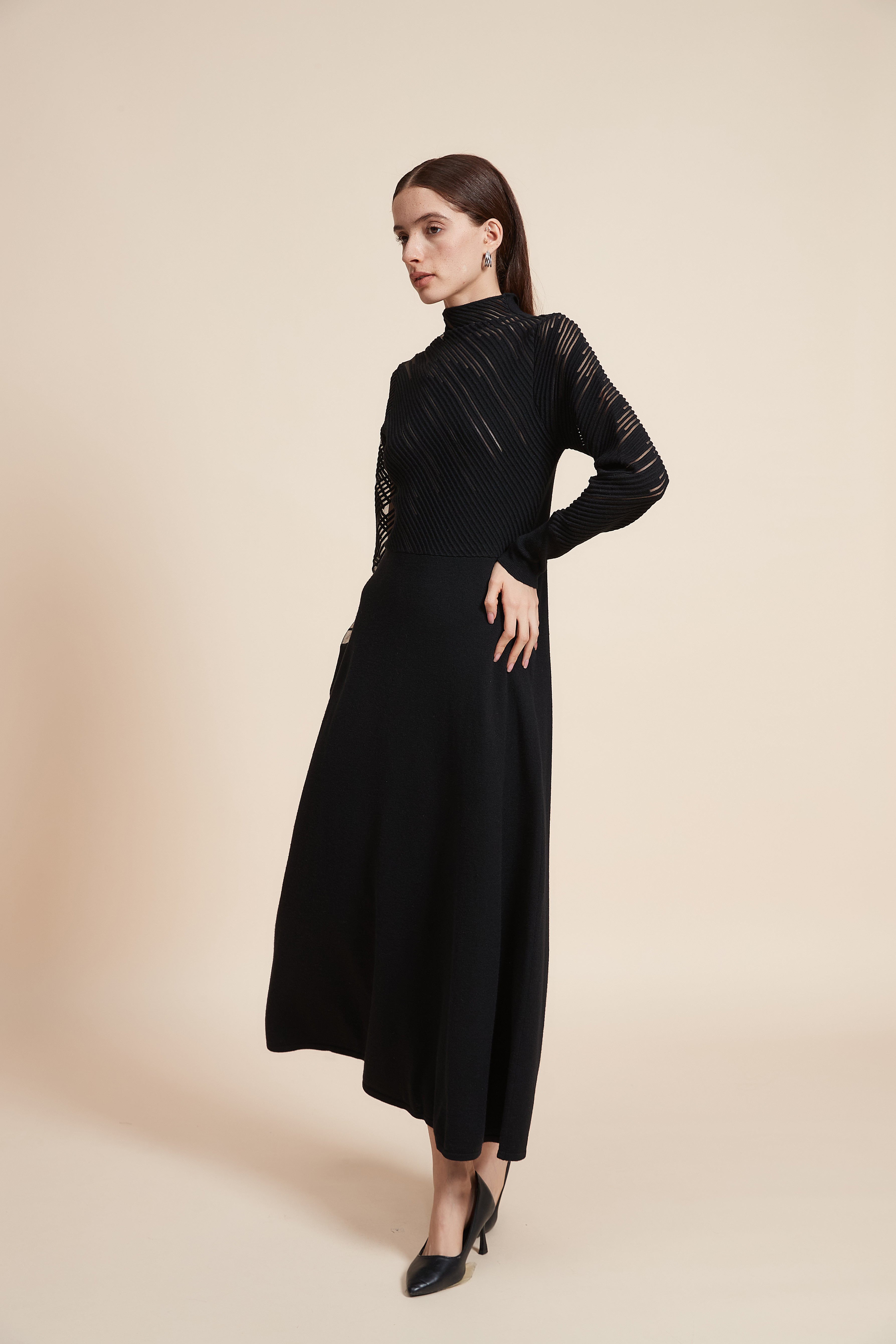 فستان ماكسي رقبة عالية بأكمام طويلة