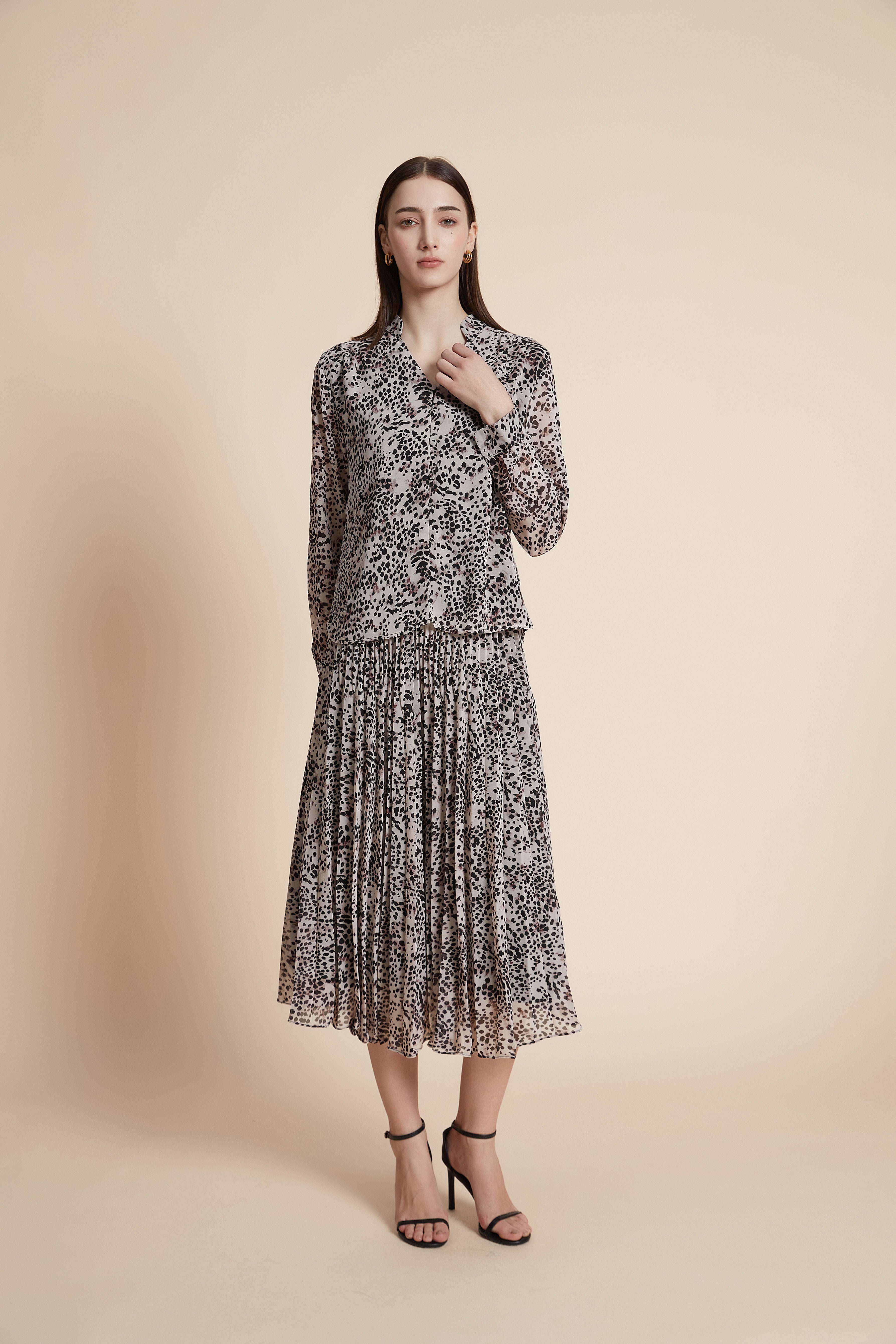 بلوزة بطول الخصر مزخرفة بأكمام طويلة