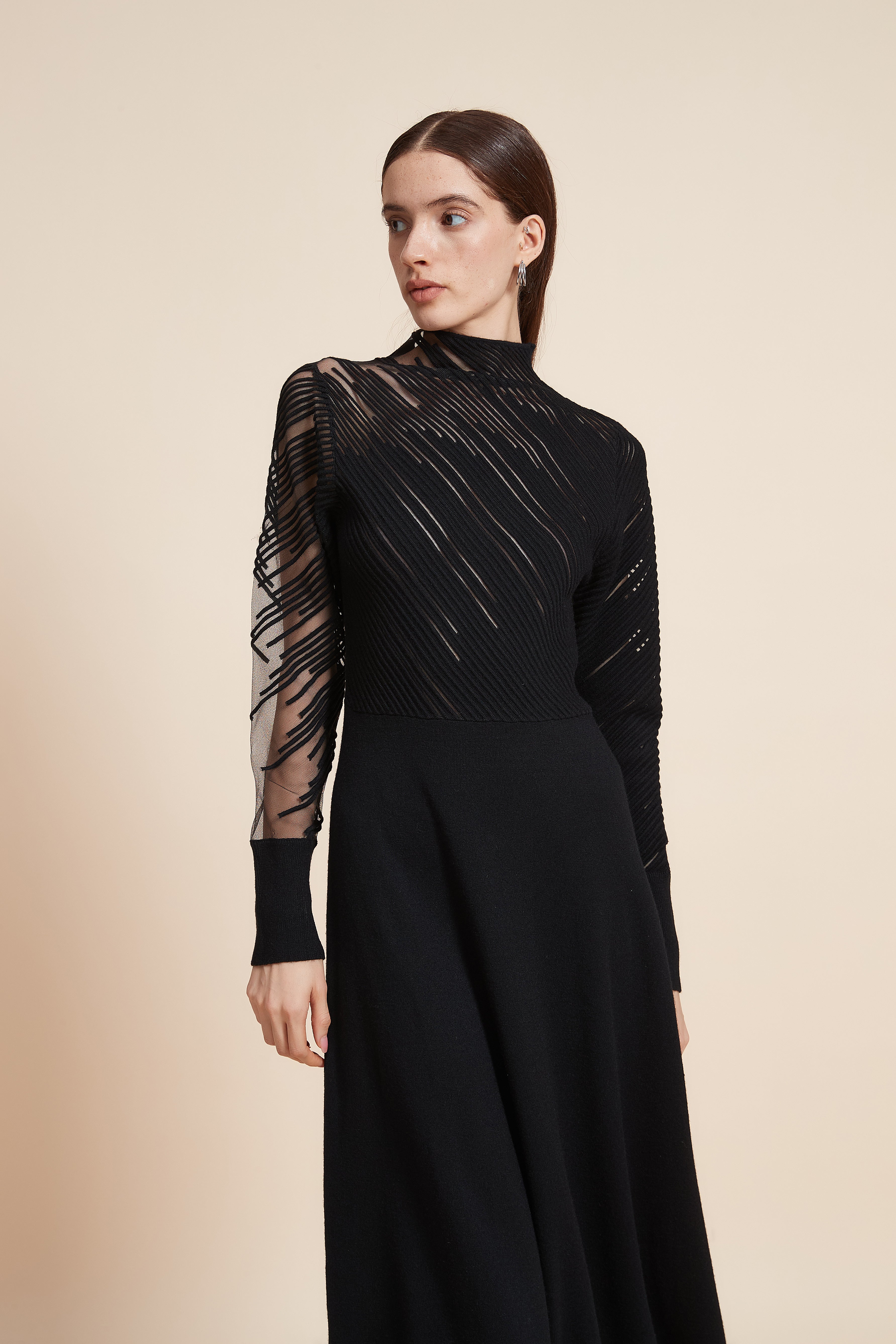 فستان ماكسي رقبة عالية بأكمام طويلة