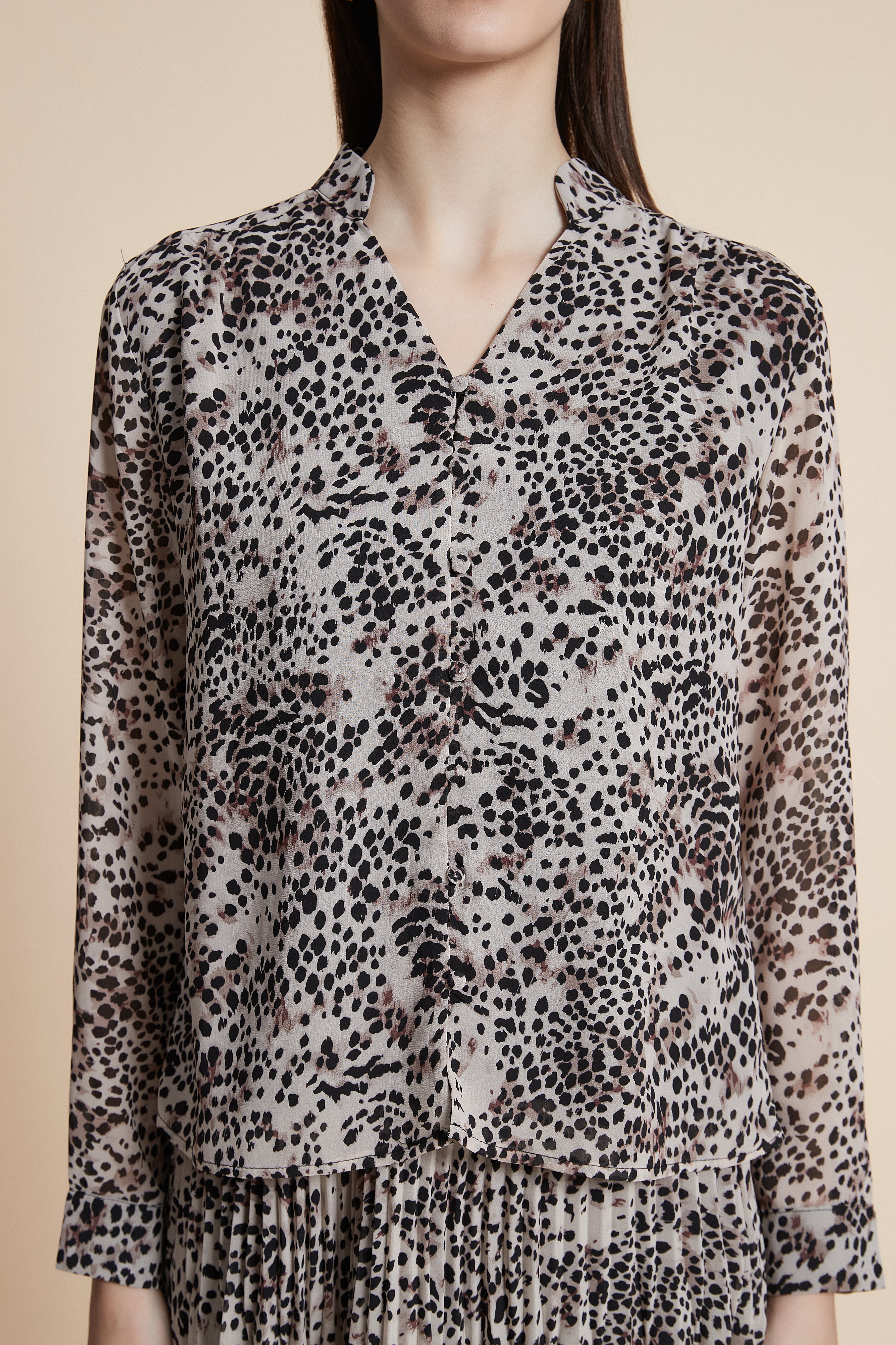 بلوزة بطول الخصر مزخرفة بأكمام طويلة