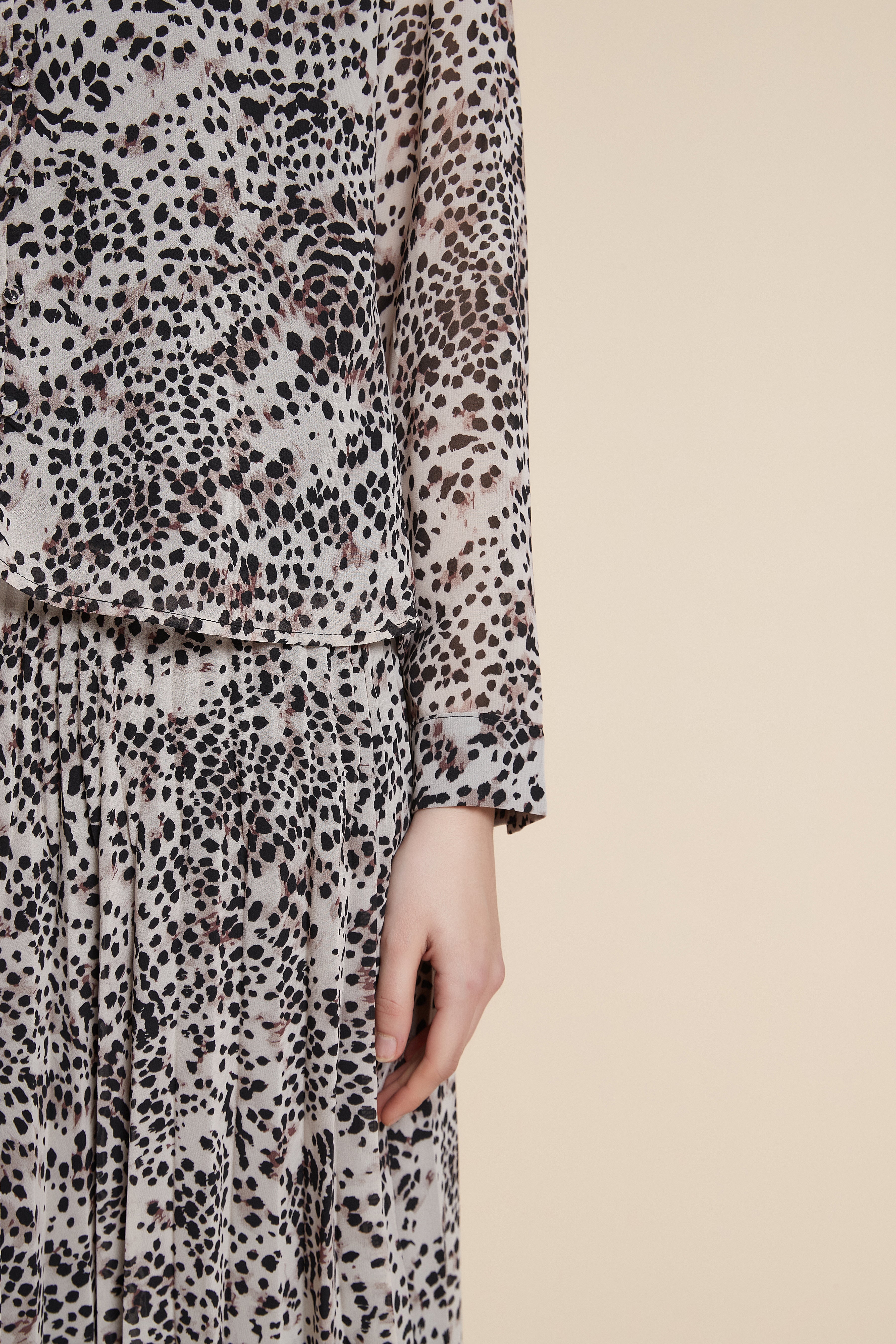 بلوزة بطول الخصر مزخرفة بأكمام طويلة