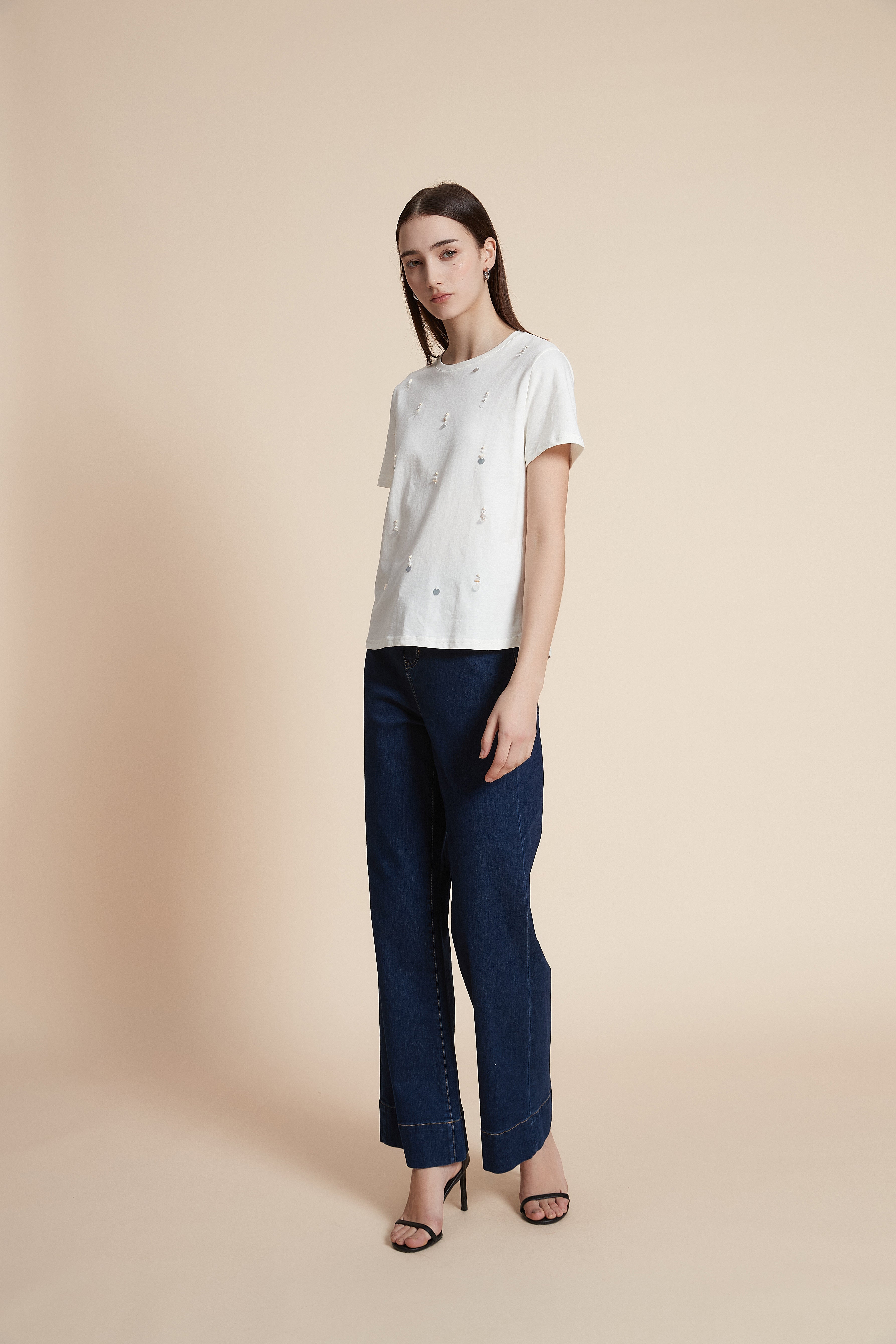 تي شيرت بطول الخصر قصير الأكمام