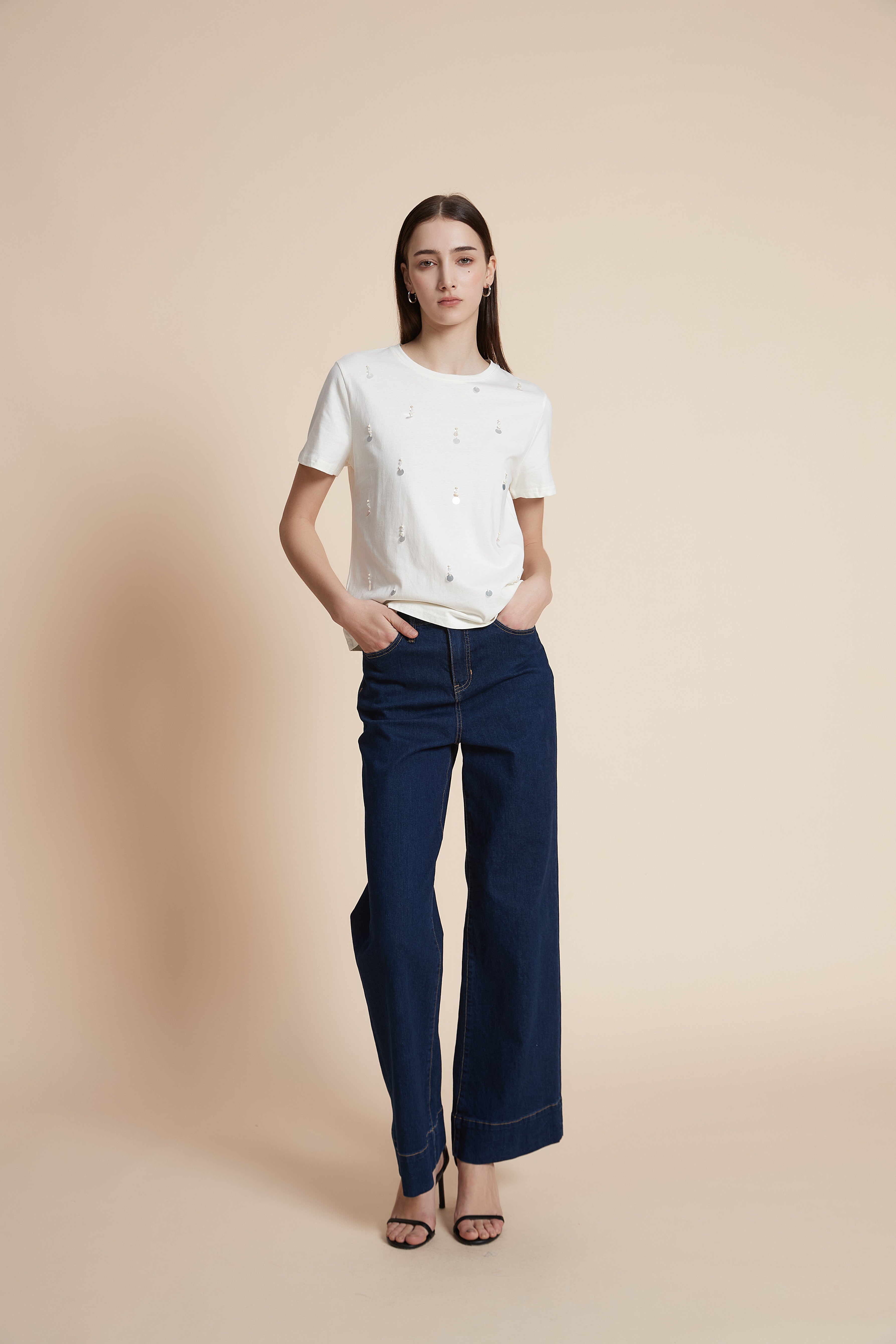 تي شيرت بطول الخصر قصير الأكمام