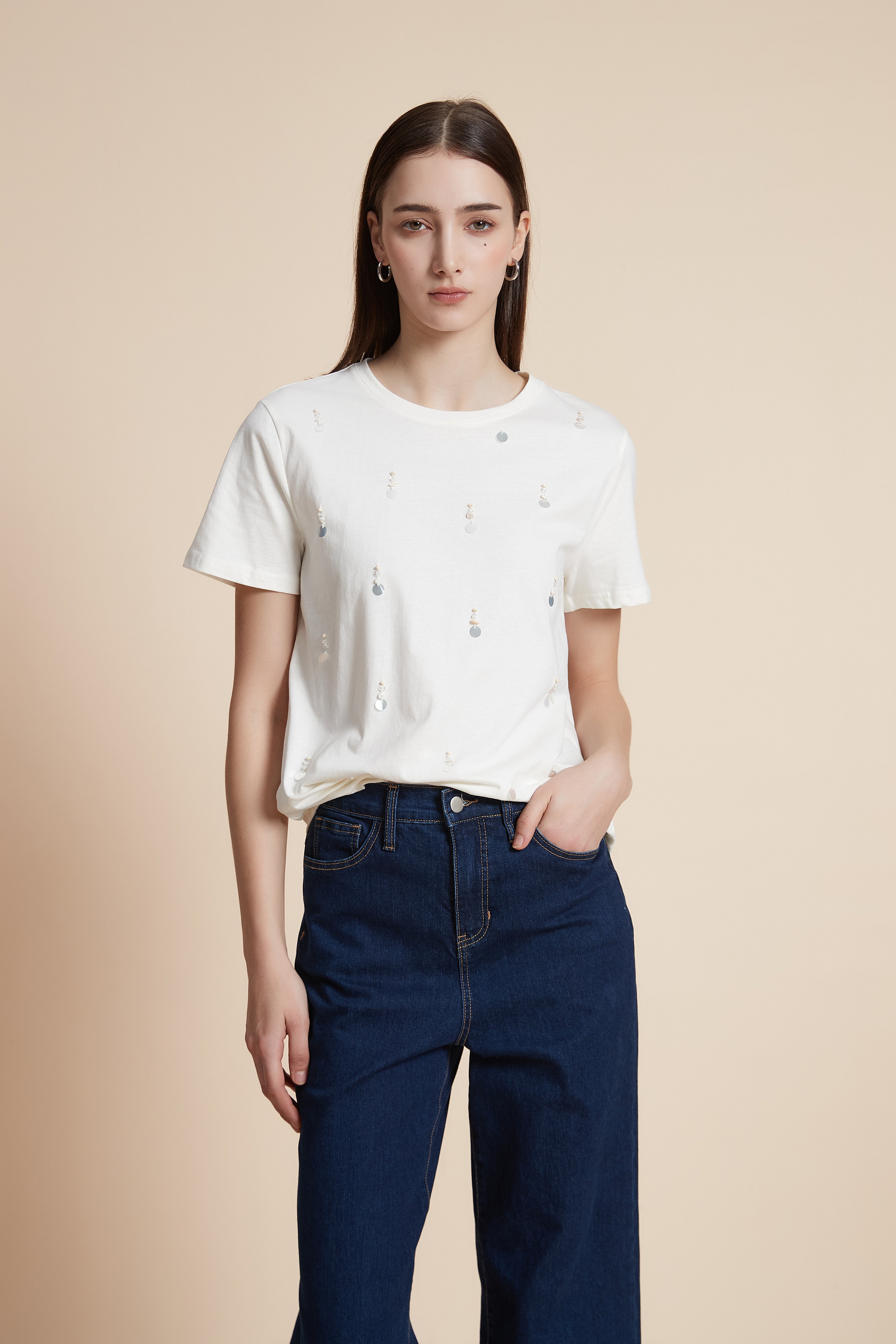 تي شيرت بطول الخصر قصير الأكمام