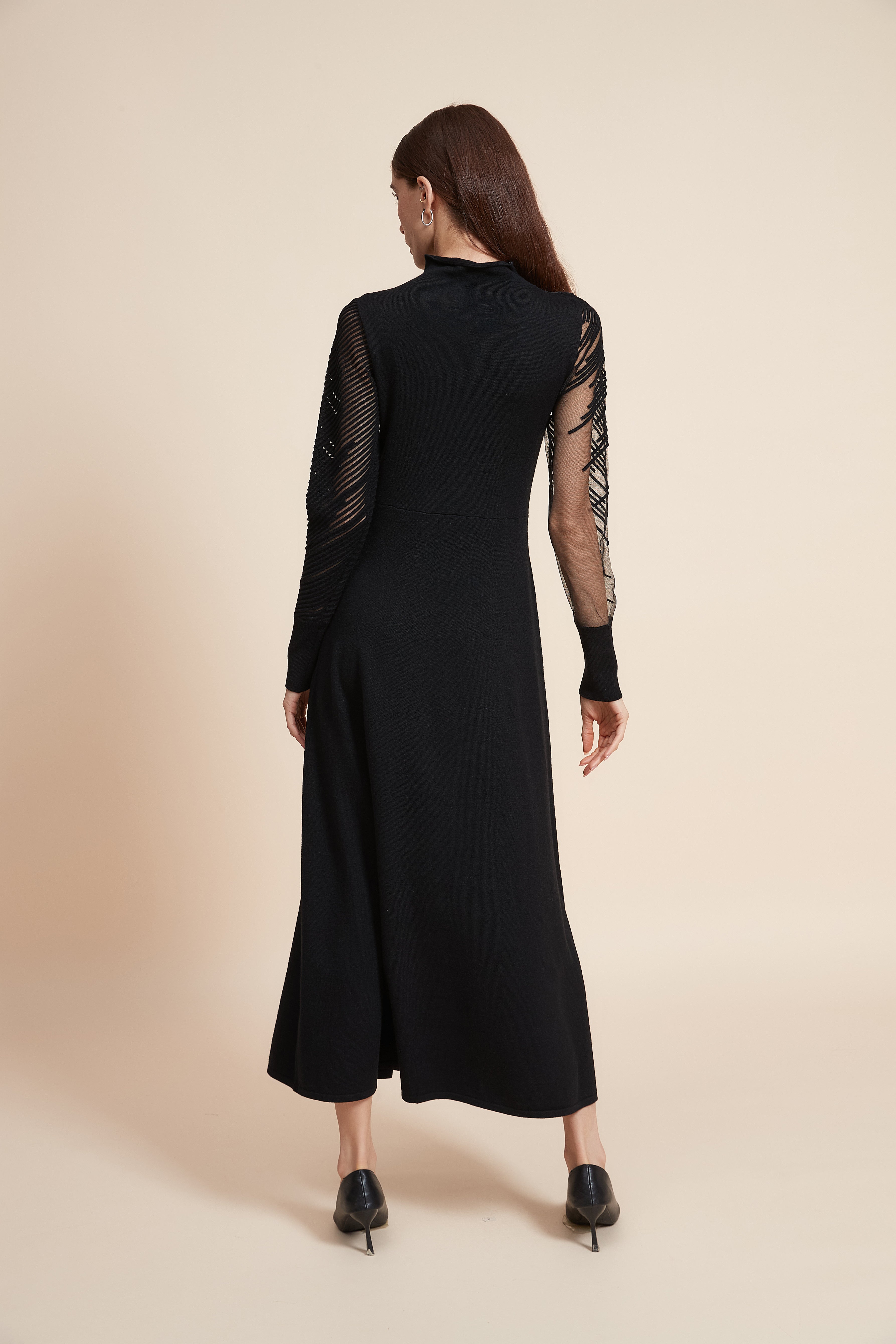 فستان ماكسي رقبة عالية بأكمام طويلة