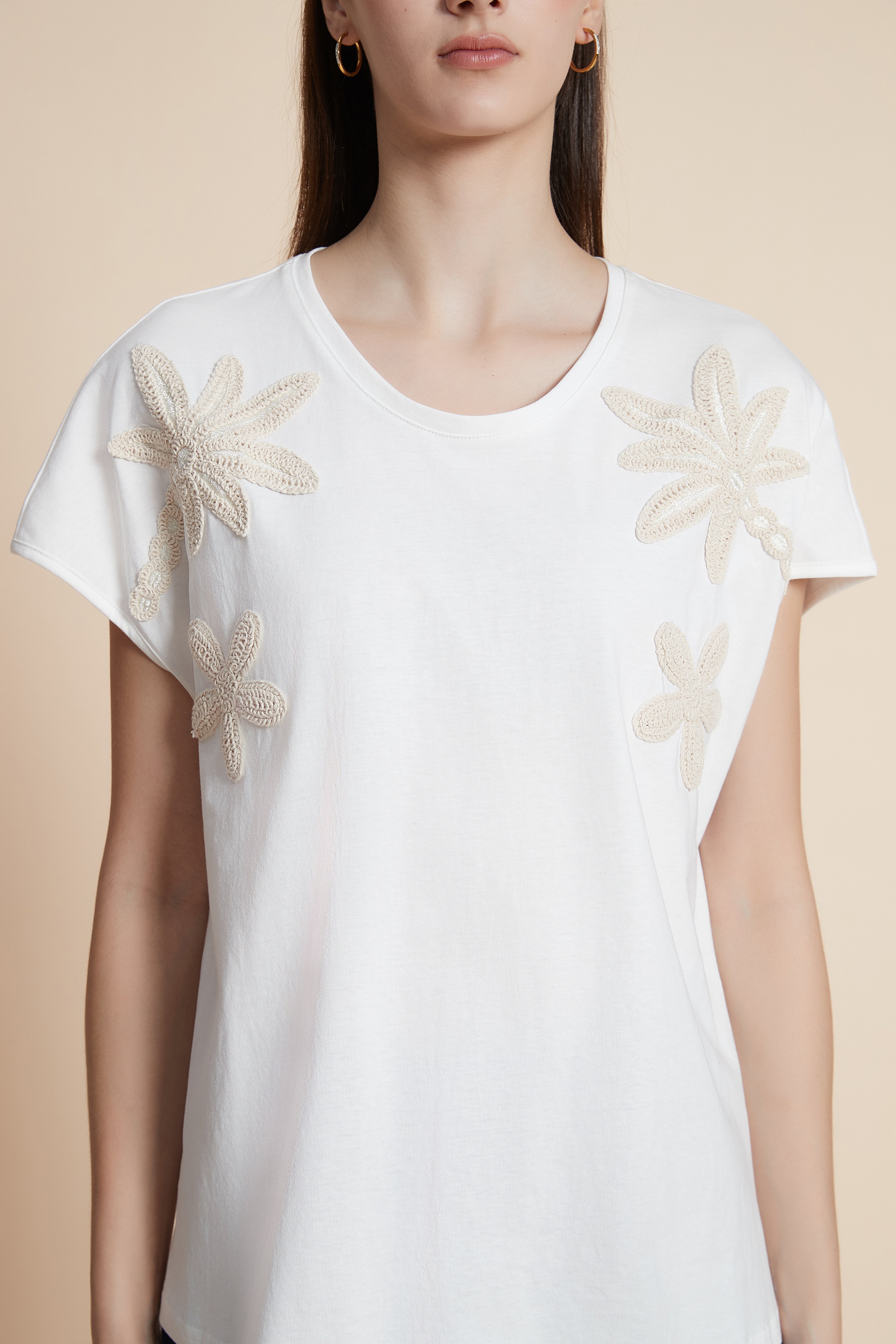Sleeveless waist-length T-shirt with shoulder embroidery