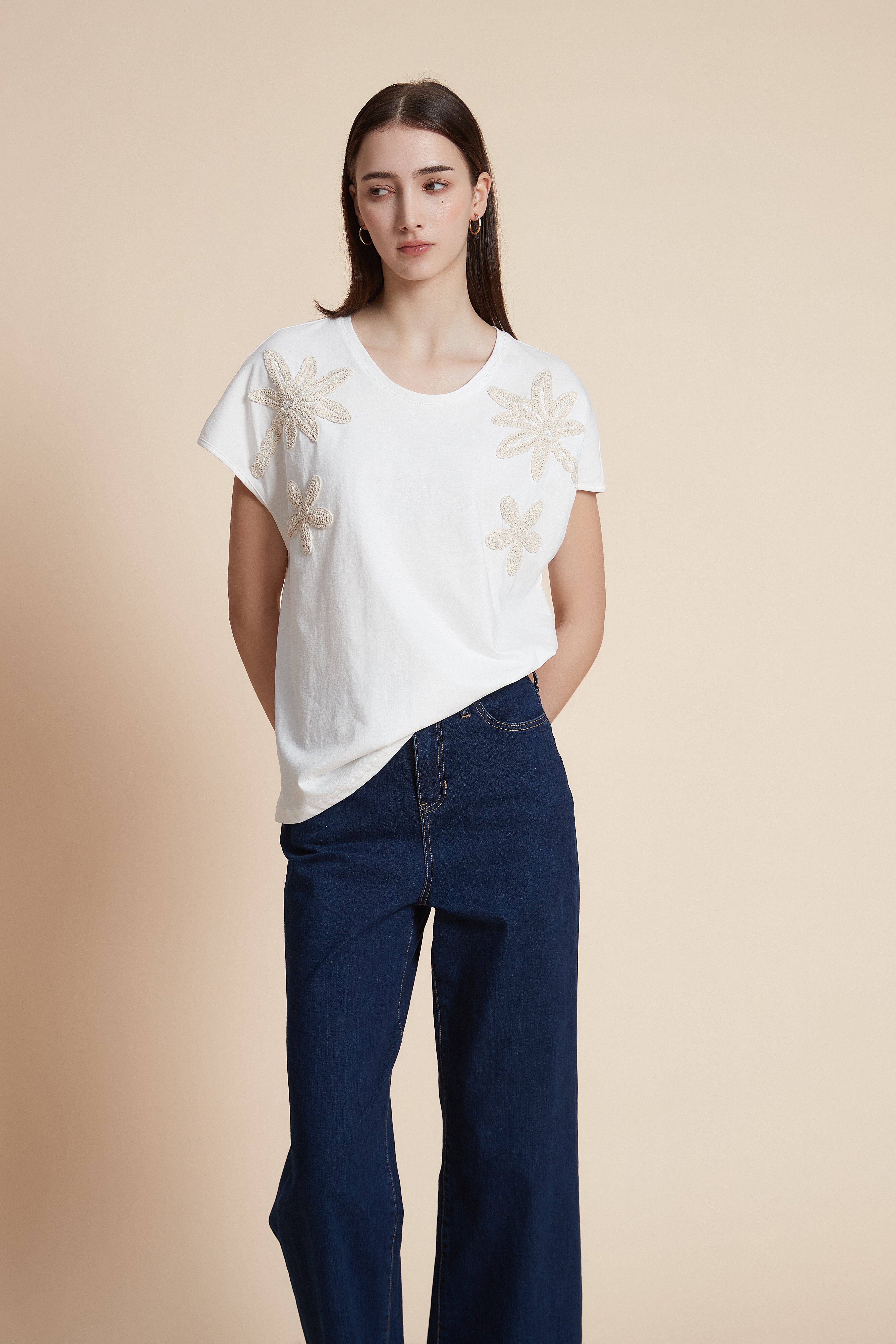 Sleeveless waist-length T-shirt with shoulder embroidery