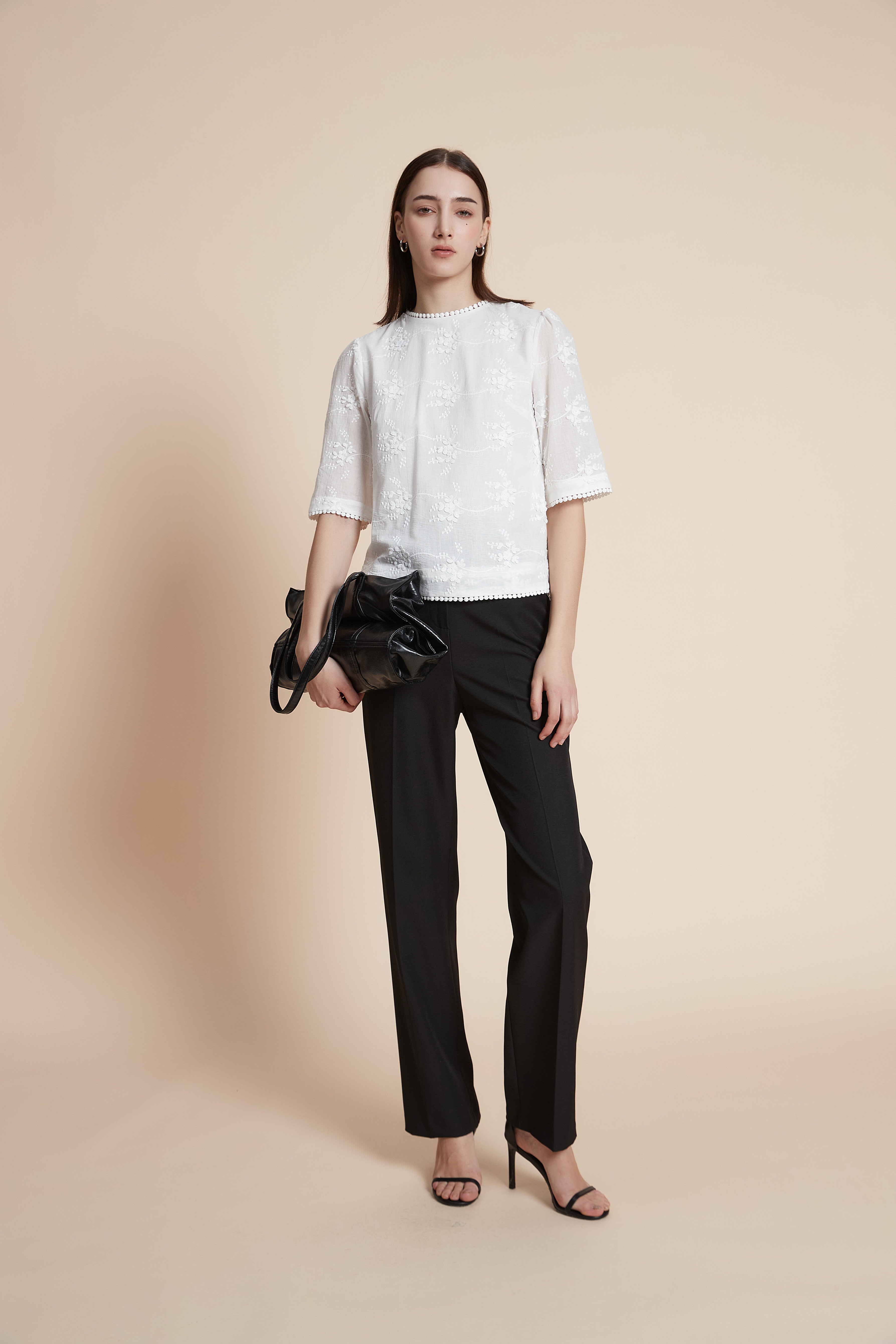 توب بطول الخصر قصير الأكمام