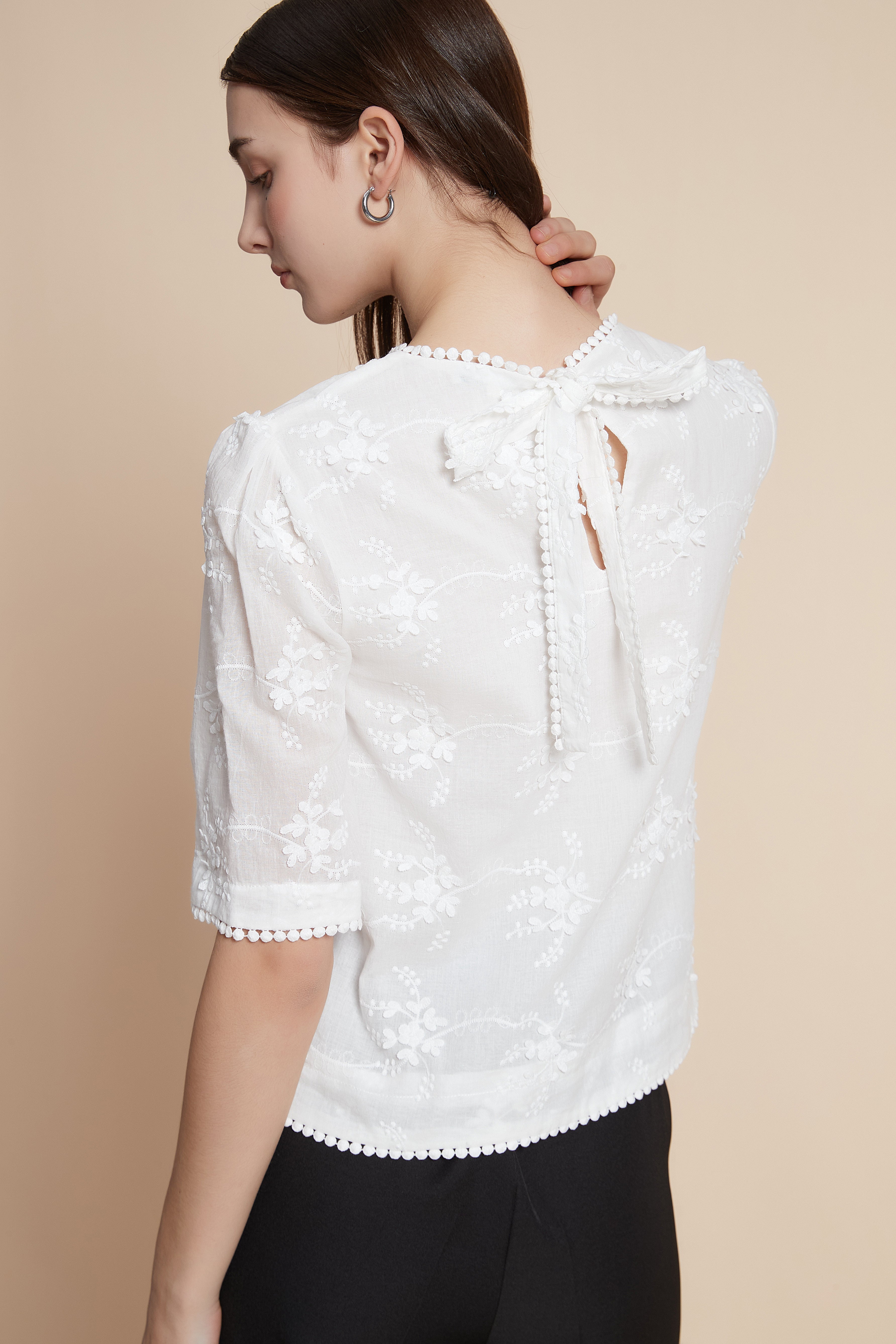 توب بطول الخصر قصير الأكمام