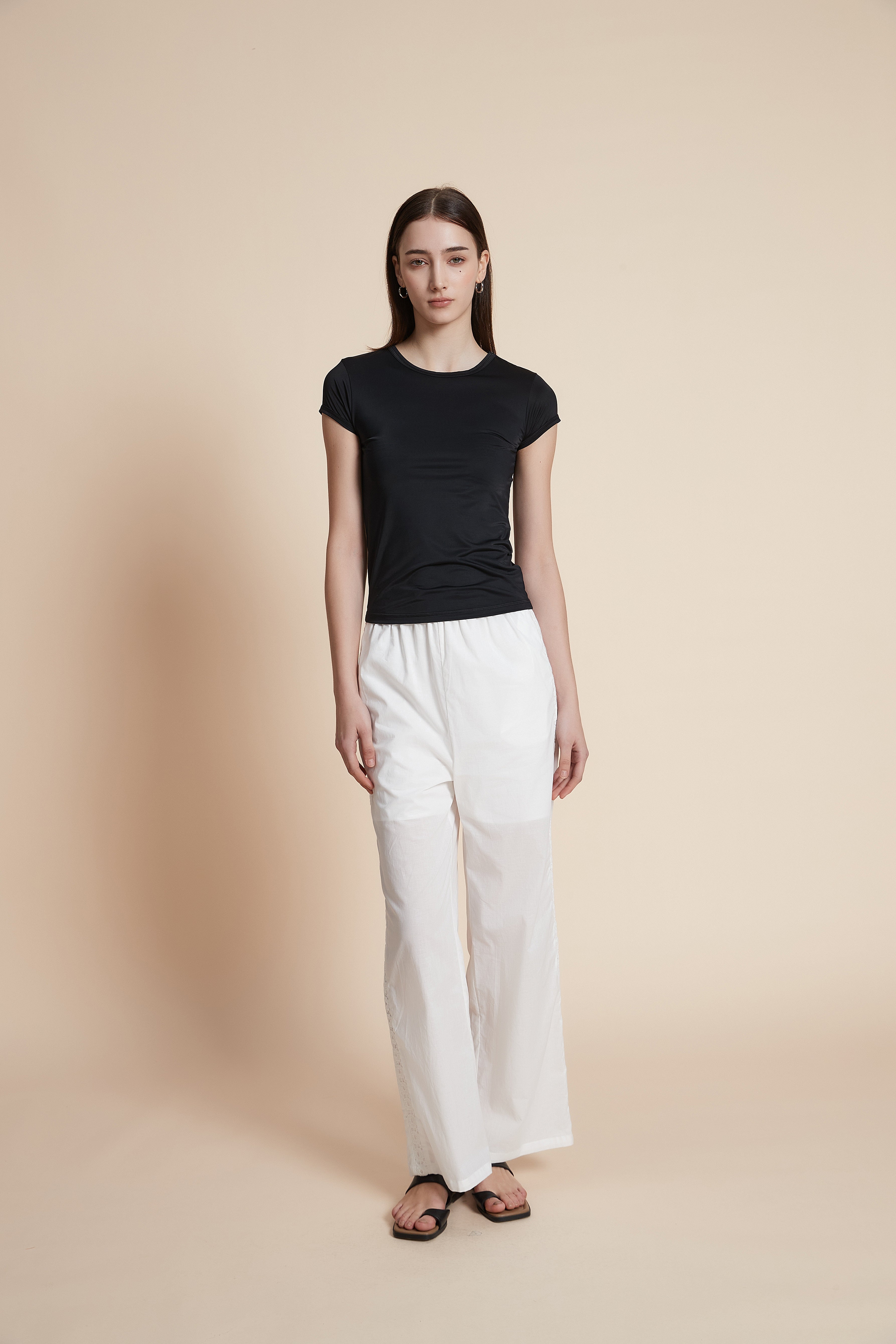 Short-sleeved waist-length T-shirt