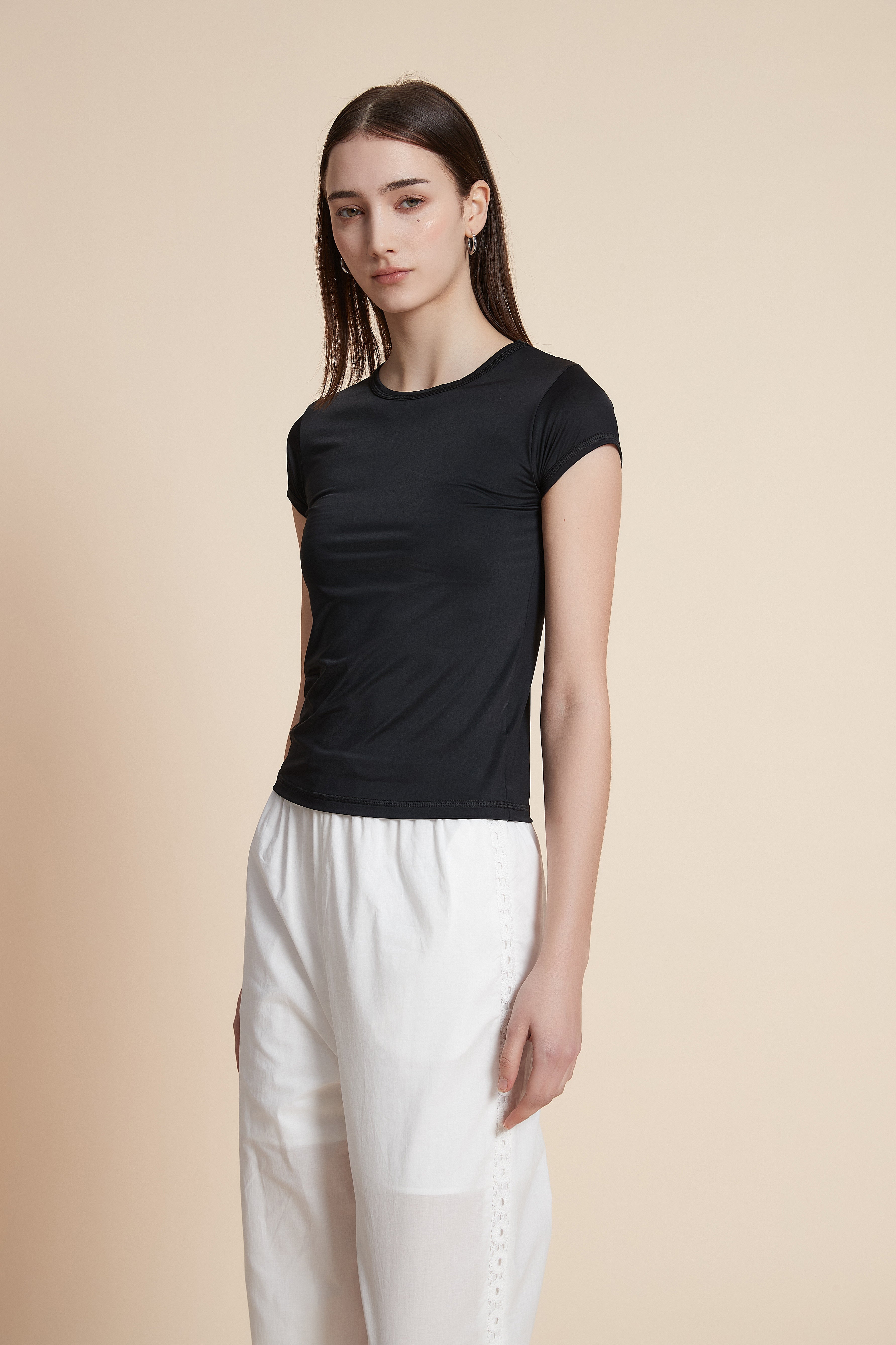 Short-sleeved waist-length T-shirt