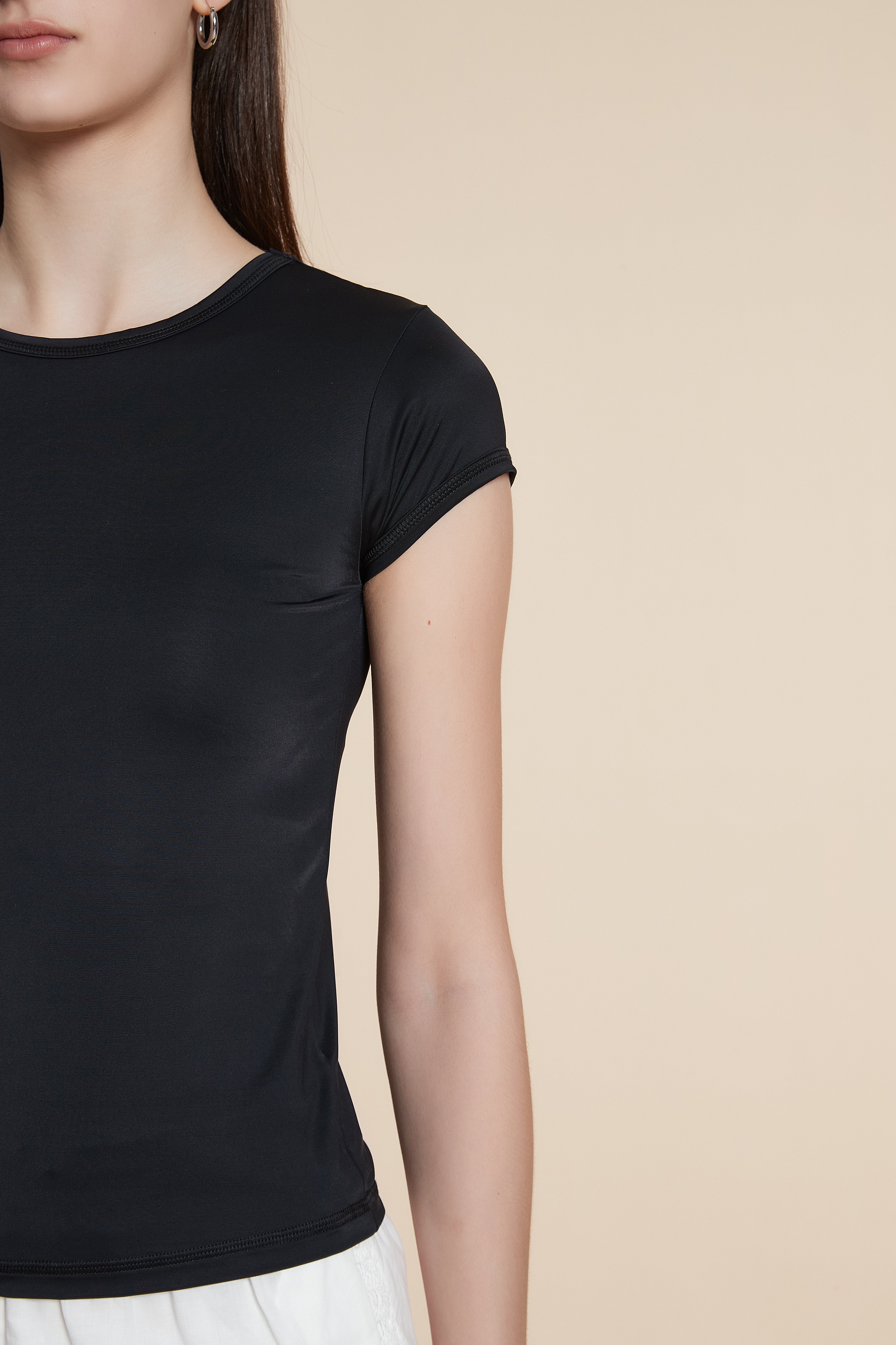 Short-sleeved waist-length T-shirt