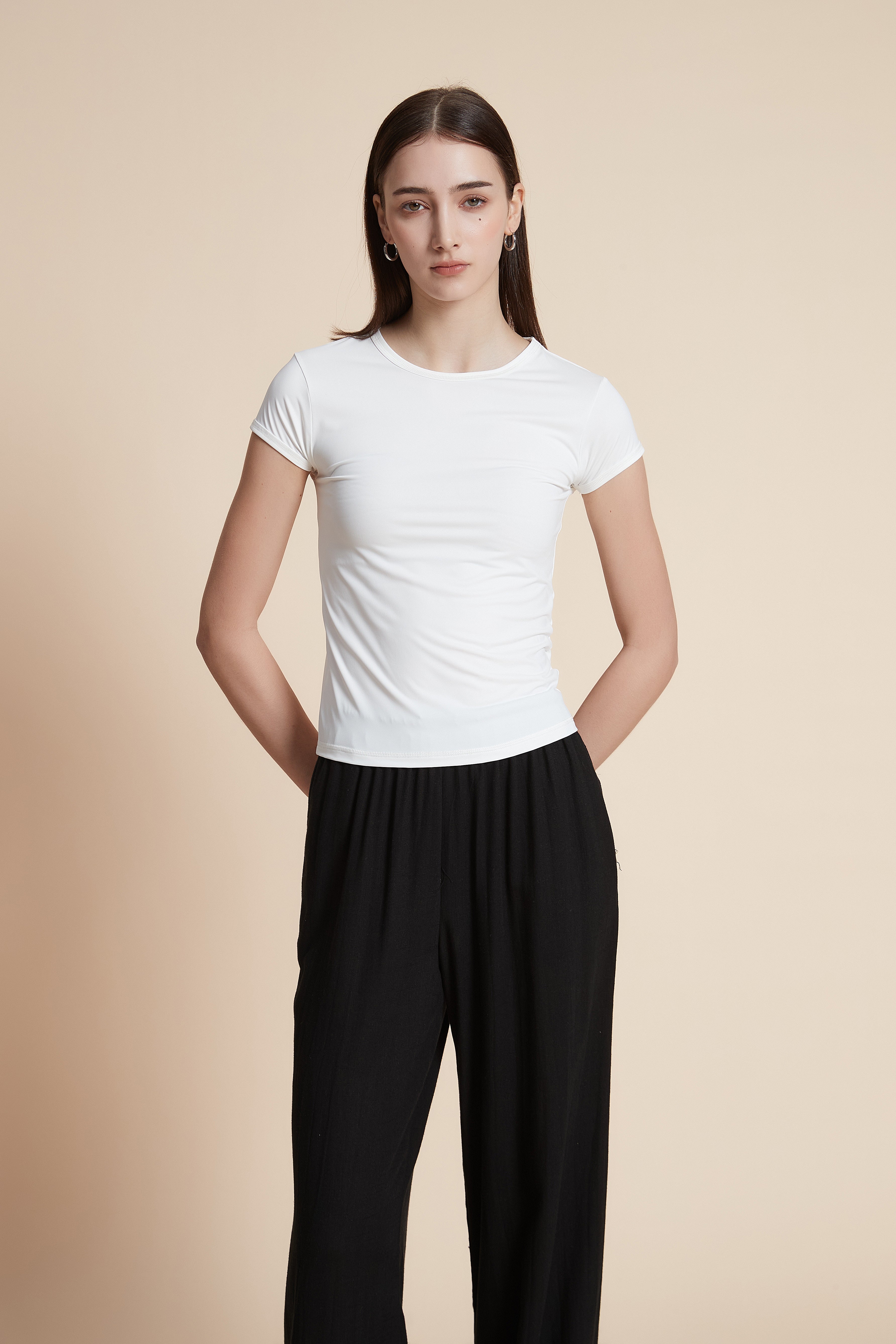 Short-sleeved waist-length T-shirt