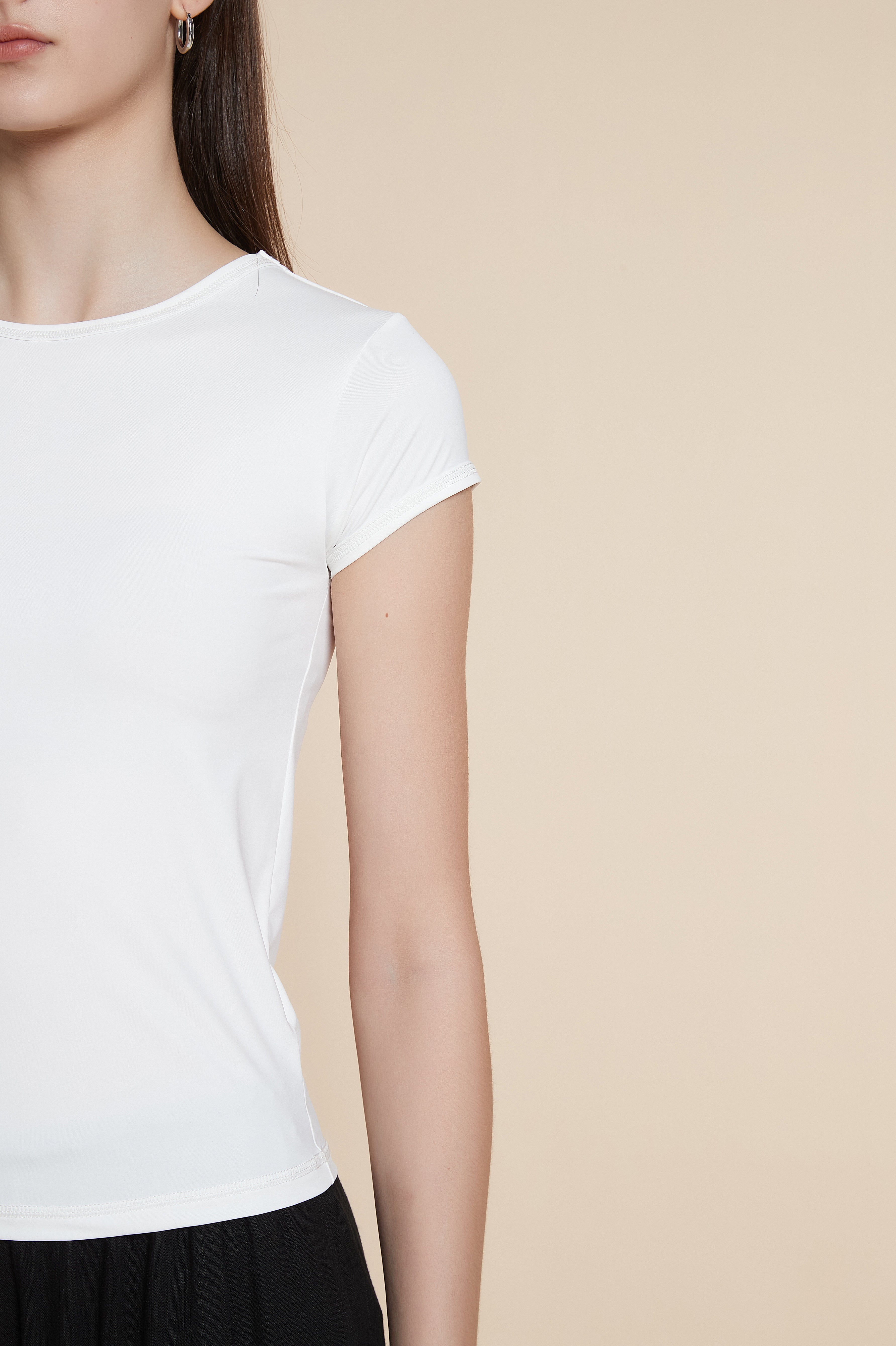 Short-sleeved waist-length T-shirt