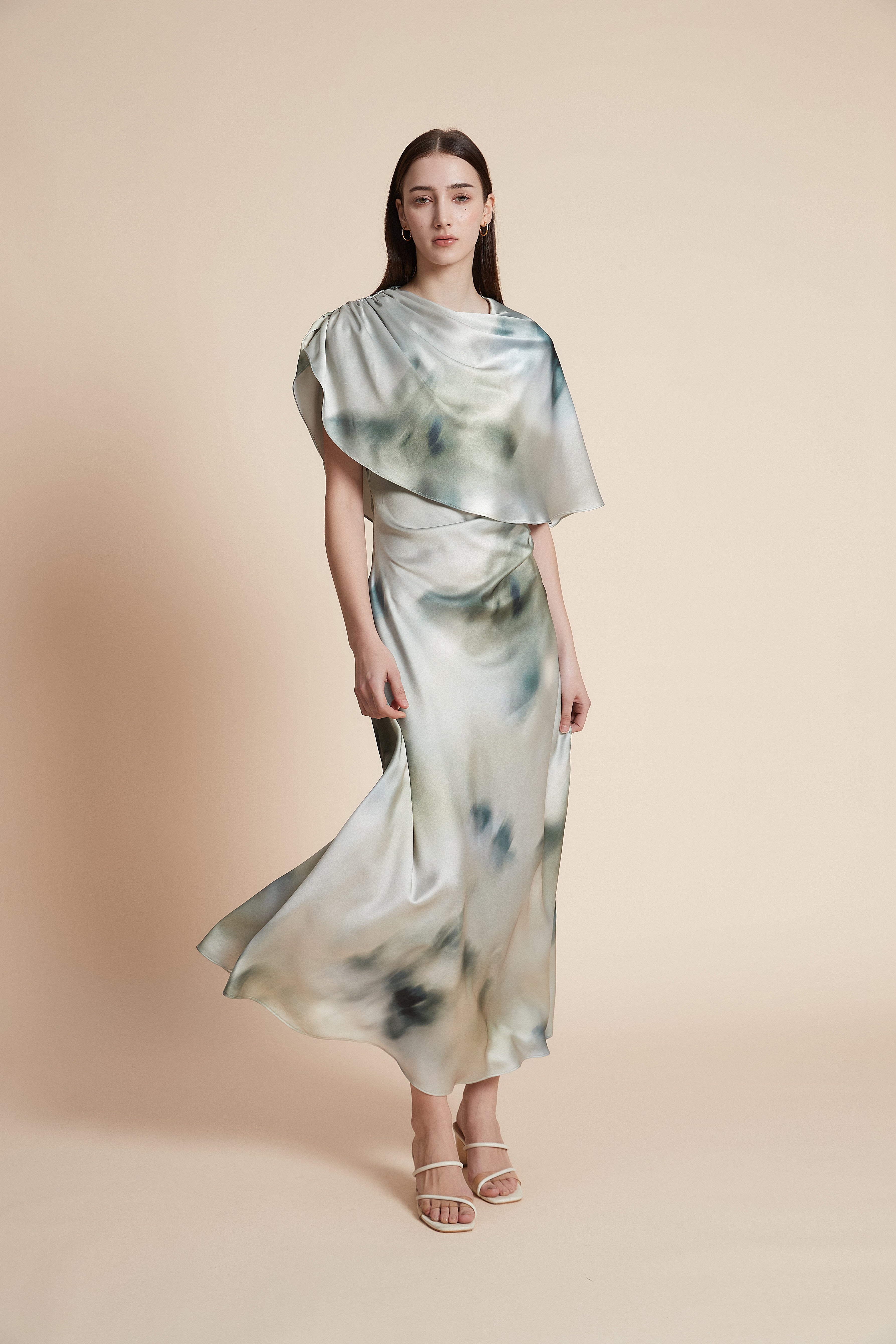 فستان ماكسي مطبوع قصير الأكمام